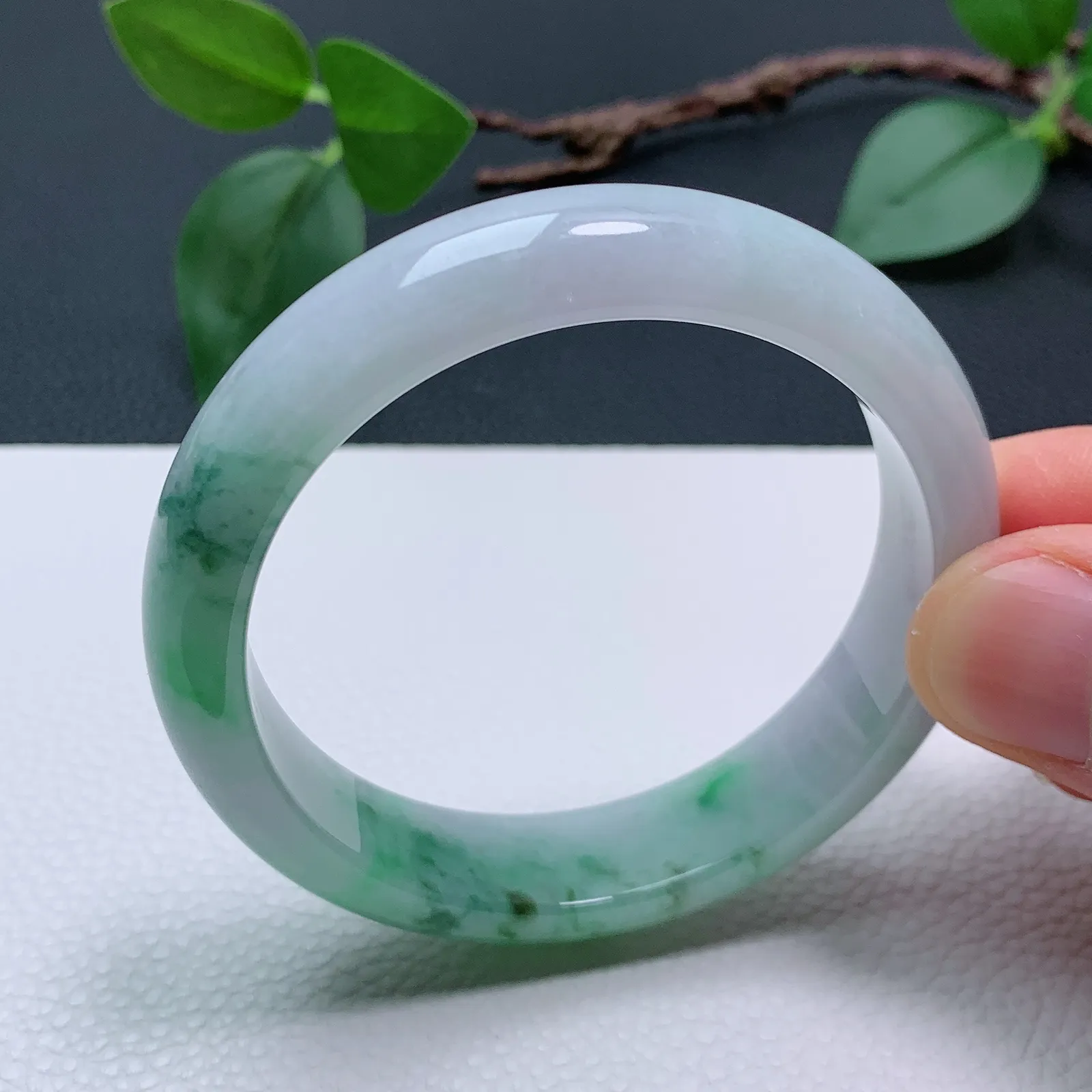 天然翡翠 圈口54-55老坑飘花手镯 玉质细腻 种水好 尺寸:54.5-12.9-7.5mm   M99