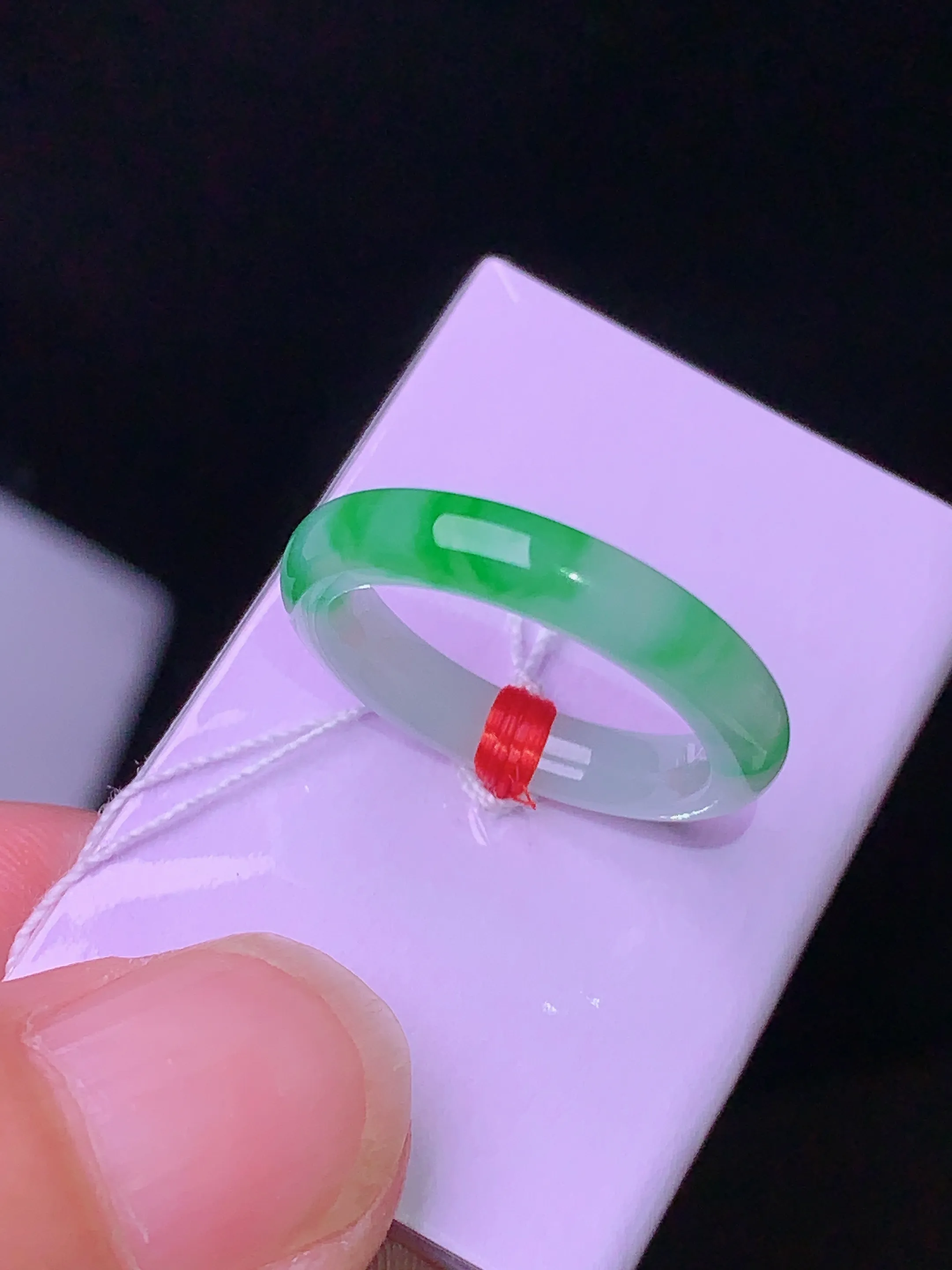 飘绿指环 玉质细腻 色泽艳丽  圈口8.5整体尺寸20.6*3.6*3