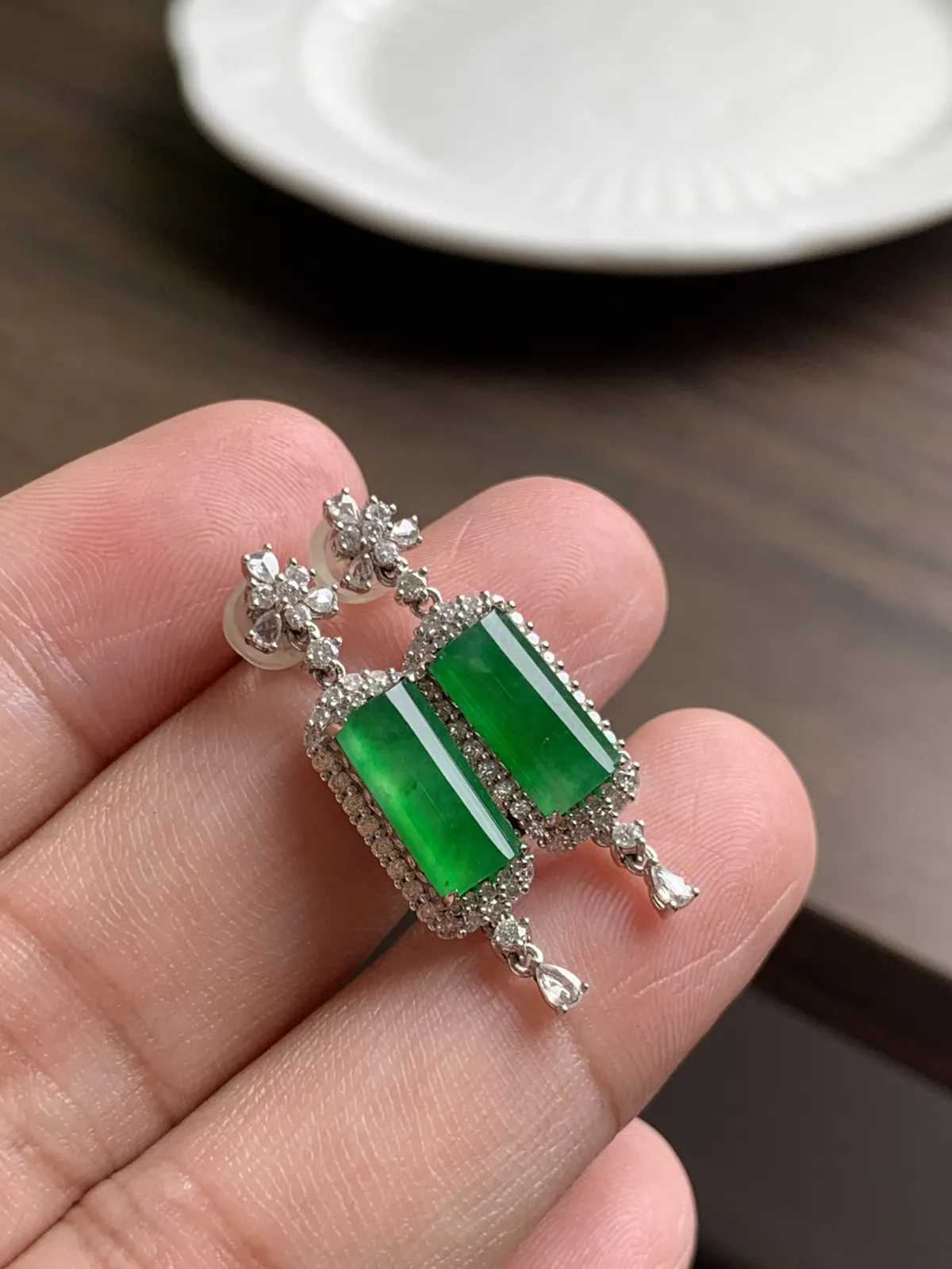 满绿耳坠
裸石11*5.5*4 整体长度31mm
18k金钻石镶嵌，老坑种水，冰莹剔透，水润光泽，
