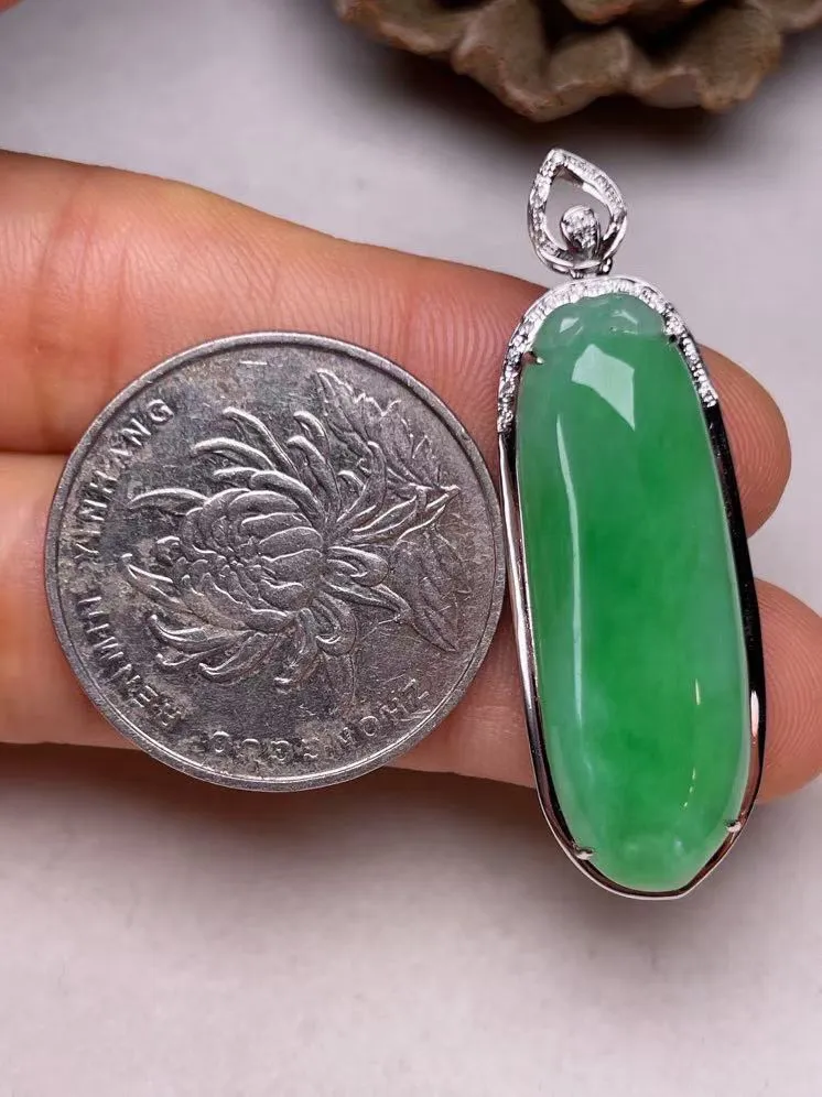 冰糯种阳绿福瓜吊坠、真金真钻镶嵌，种水好，玉质细腻 .裸石尺寸 31.7*11.0