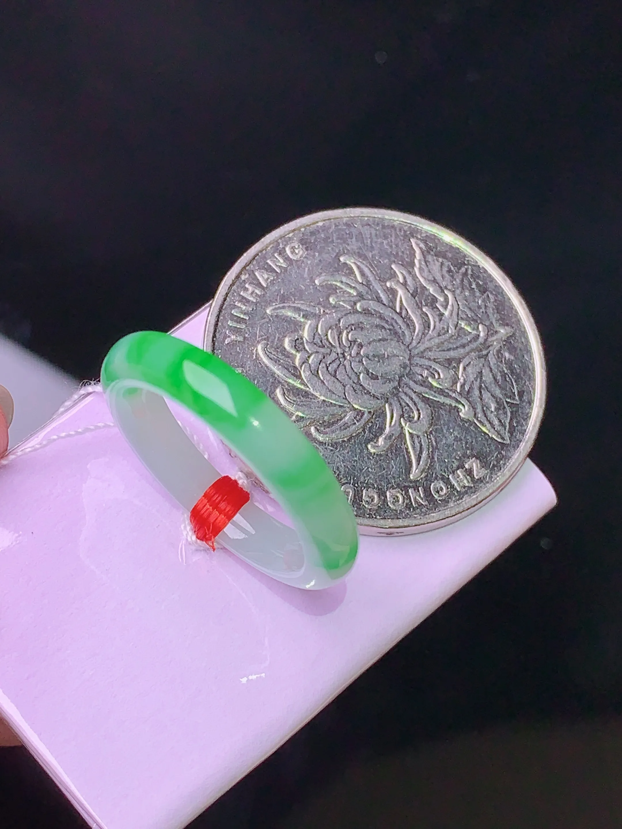 飘绿指环 玉质细腻 色泽艳丽  圈口8.5整体尺寸20.6*3.6*3