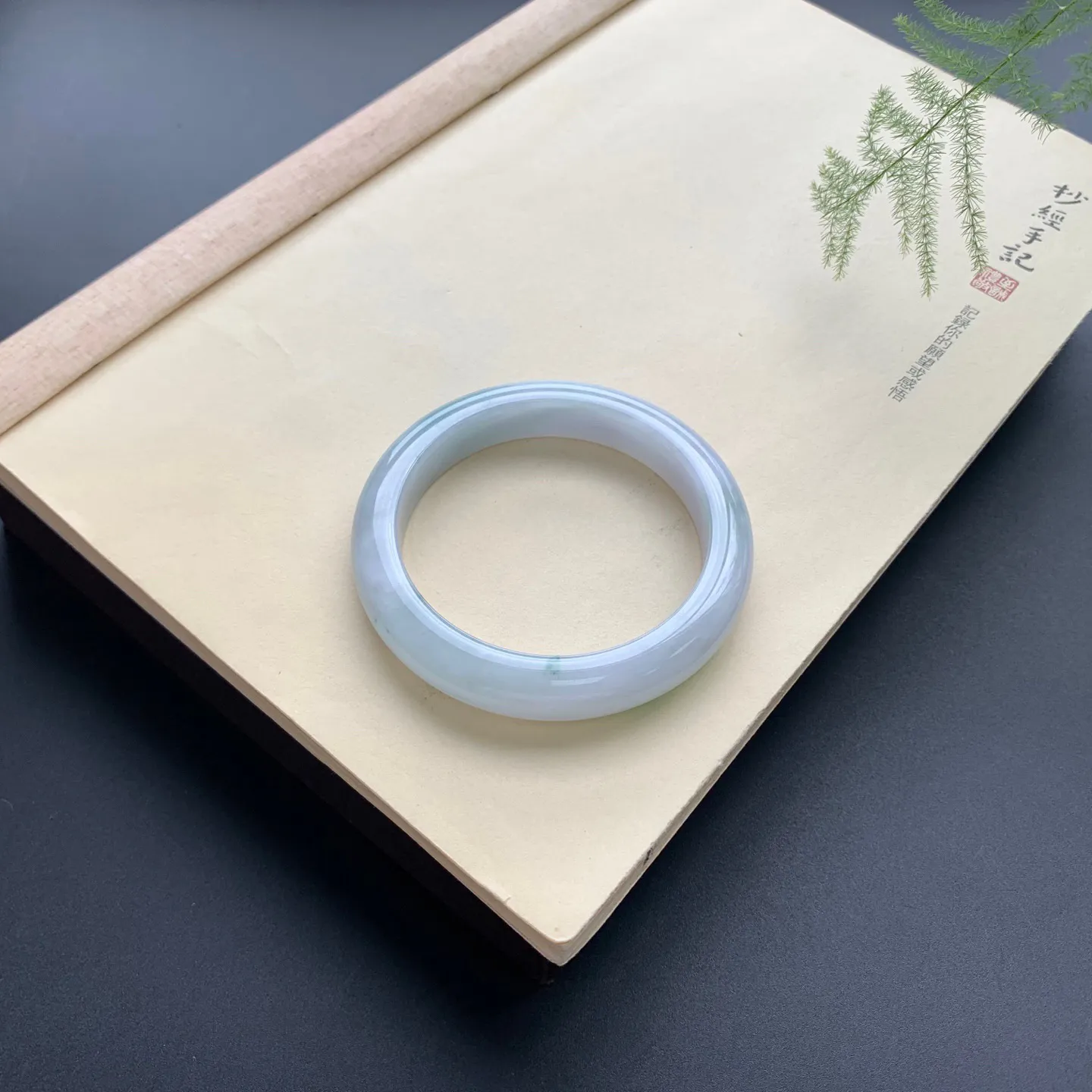 60圈口飘绿正圈手镯 尺寸：60-12.3-9.3，无纹裂，细腻光滑，版型厚装