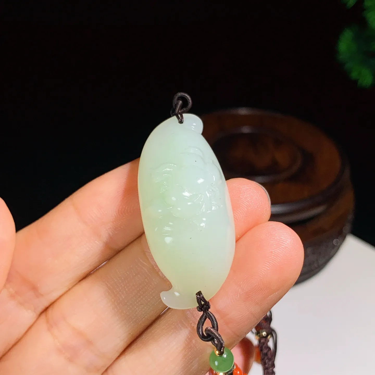 和田玉翠青花开富贵手牌 尺寸40/17/12重15.6克 玉质细腻油润 底色纯净 脂粉好，品质好。lt250919