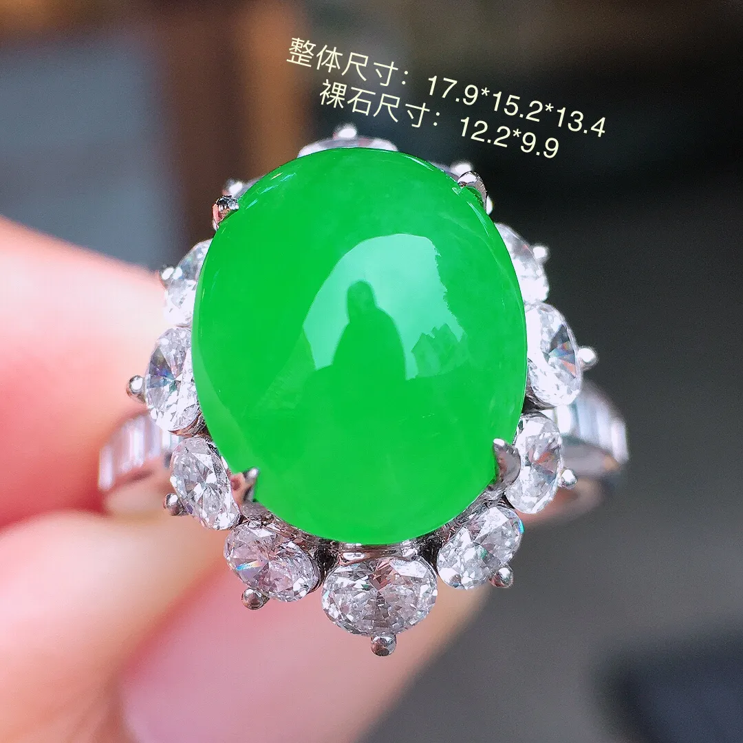 阳绿蛋面戒指，色泽均匀艳丽，玉质细腻，荧光感超
强，饱满圆润，尽显优雅气质，18k
金豪华镶嵌
