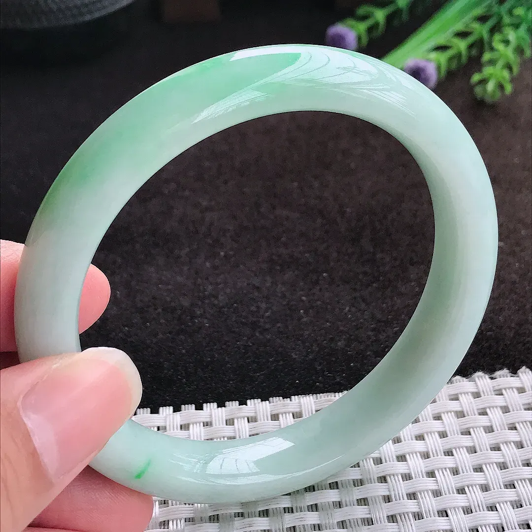 自然光60/12.4/8.7老坑精美温润飘绿大圈口手镯宽边翡翠玉镯美人镯