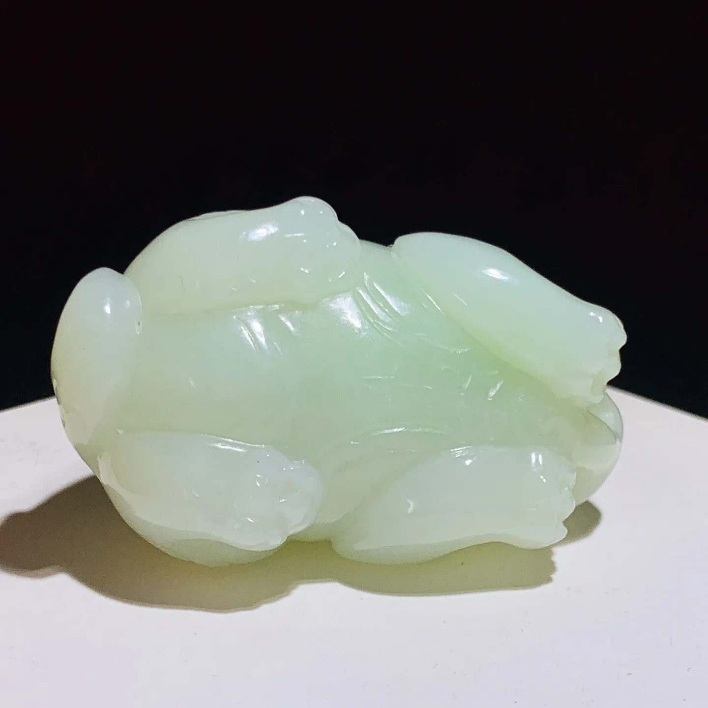 和田玉俄翠招财进宝貔貅把件。尺寸62/38/31重113.5克 玉质细腻油润 底色纯净 脂粉好，品质好。lt250919
