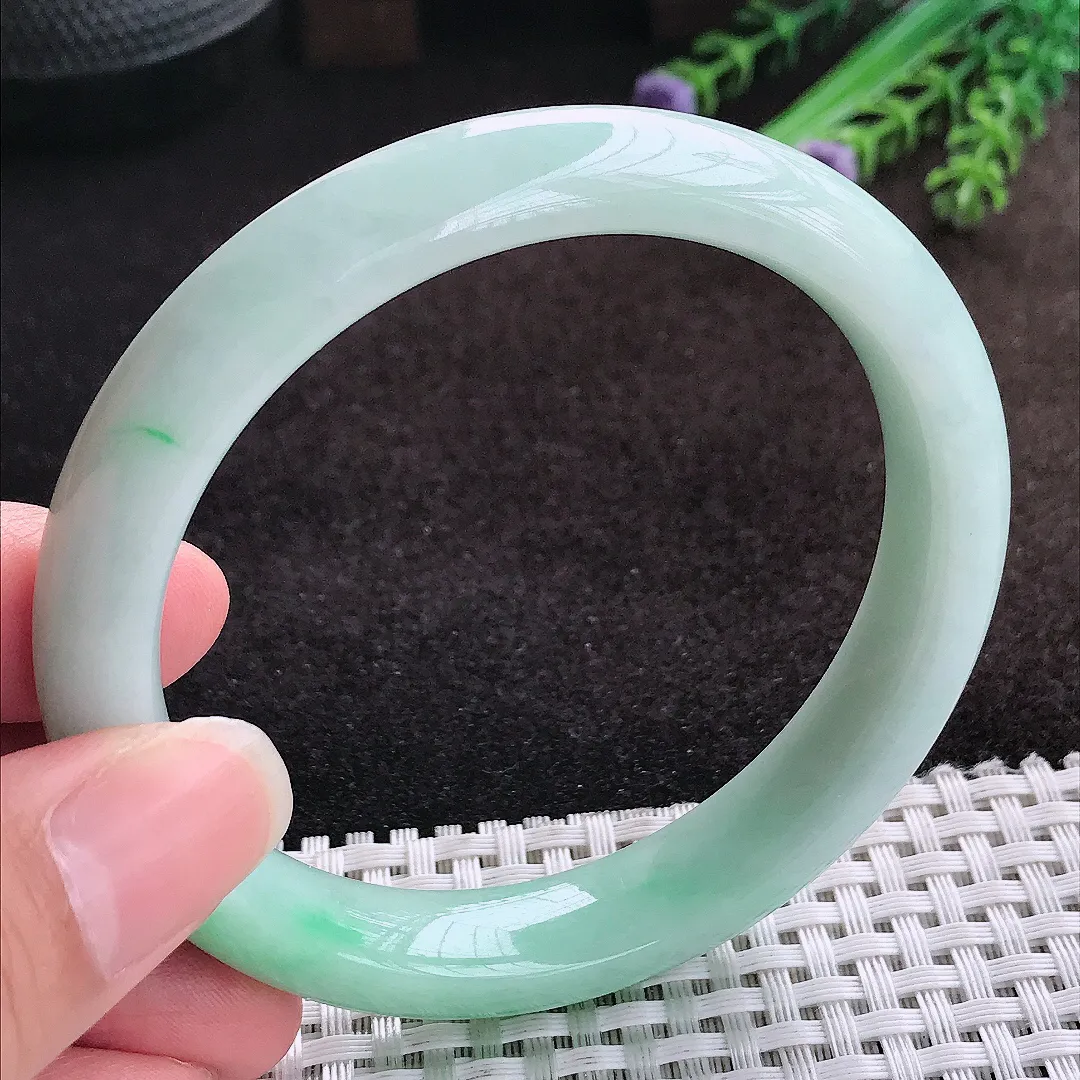 自然光60/12.4/8.7老坑精美温润飘绿大圈口手镯宽边翡翠玉镯美人镯