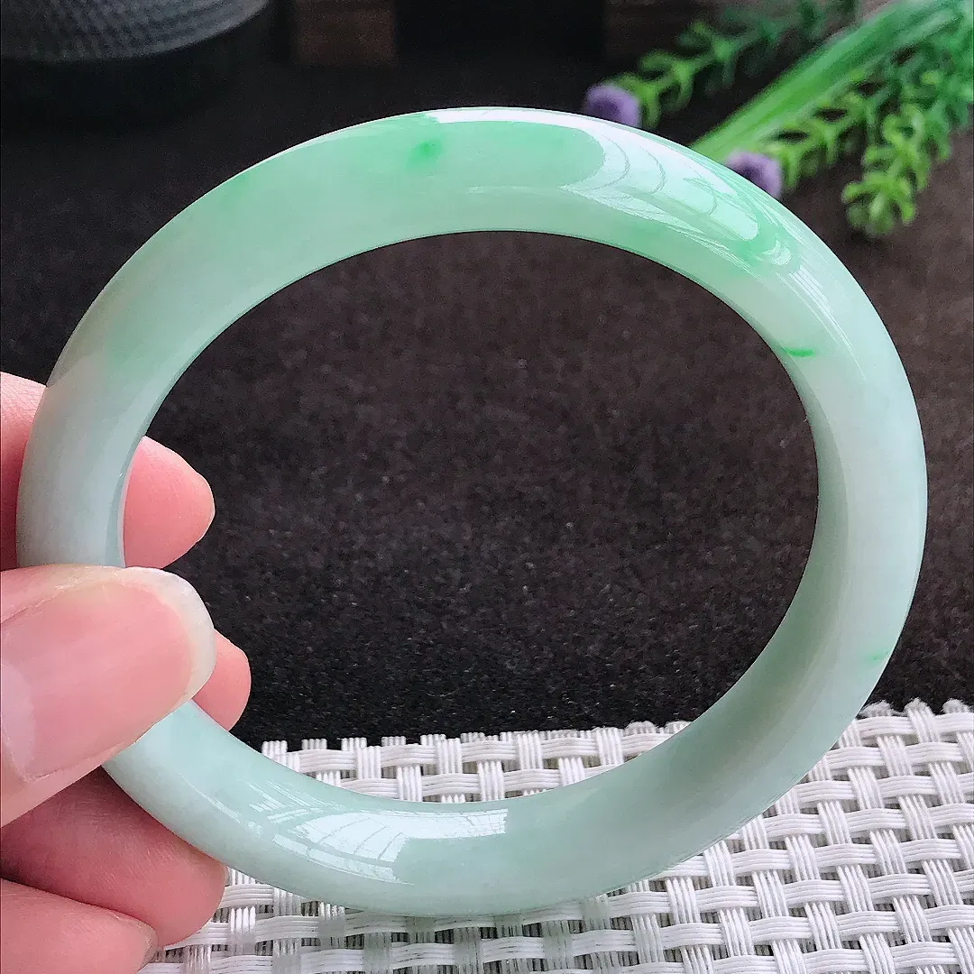 自然光60/12.4/8.7老坑精美温润飘绿大圈口手镯宽边翡翠玉镯美人镯