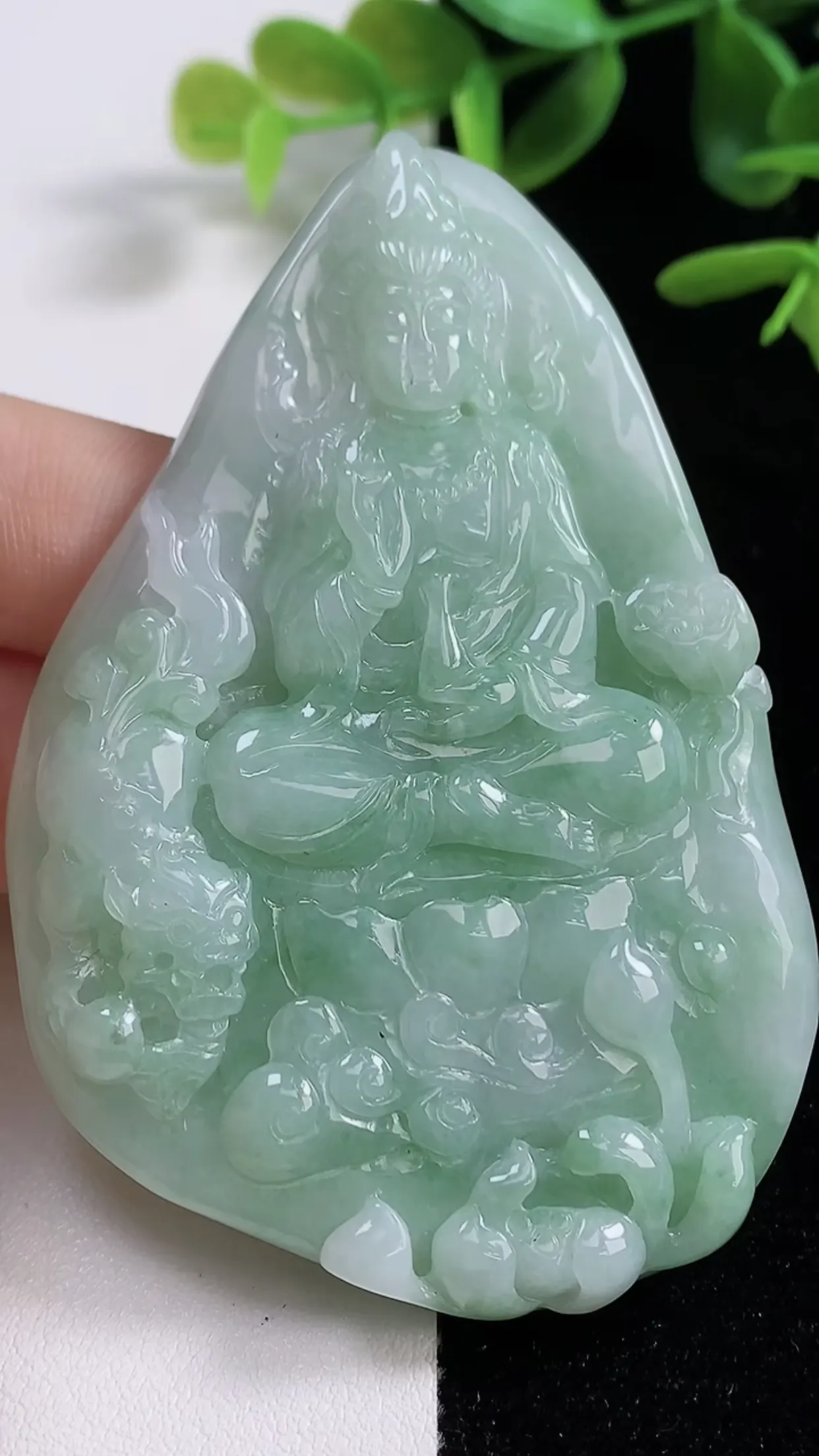 缅甸天然翡翠a货 老坑料起胶冰润 飘绿文殊菩萨吊坠，尺寸75.4-52-8.5mm  y 60.71
