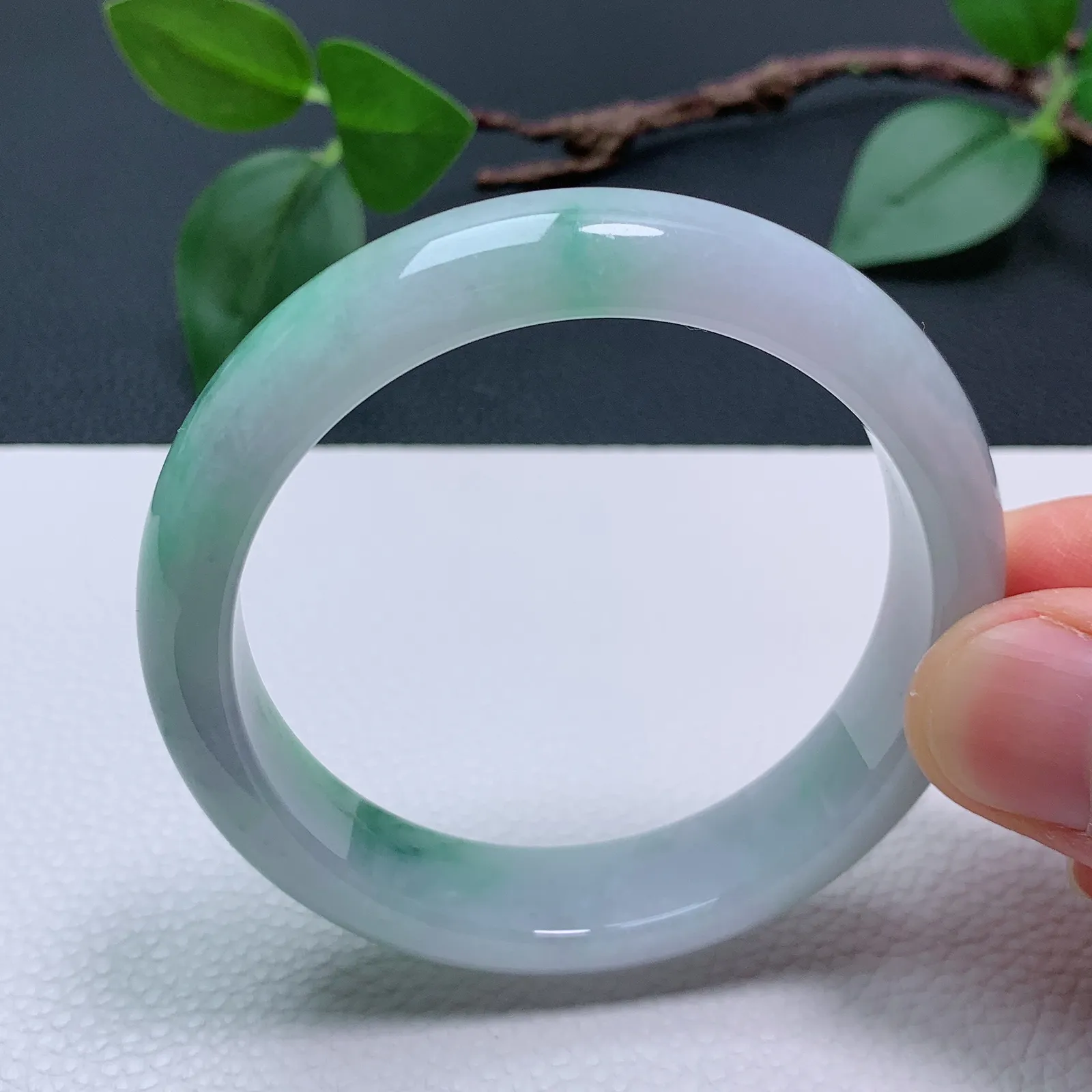 天然翡翠 圈口54-55老坑飘花手镯 玉质细腻 种水好 尺寸:54.5-12.9-7.5mm   M99