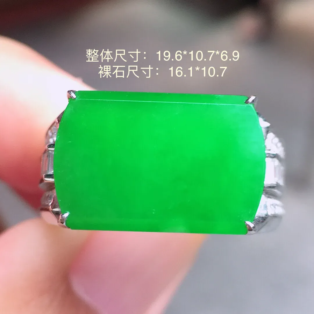 阳绿马鞍戒指，色泽均匀艳丽，玉质细腻，荧光感超
强，饱满圆润，尽显优雅气质，18k
金豪华镶嵌