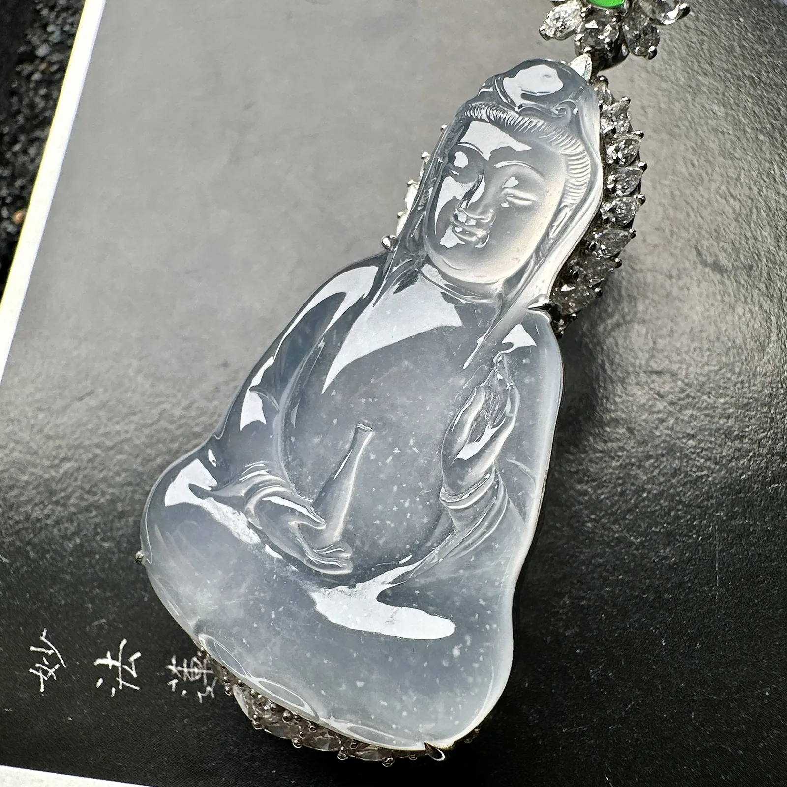 【冰种素衣观音】老坑雪花棉，种地优秀，通透闪亮，起光的料子，厚度很好，18k金钻镶嵌，裸石尺寸47.2*28.5*6.5毫米
