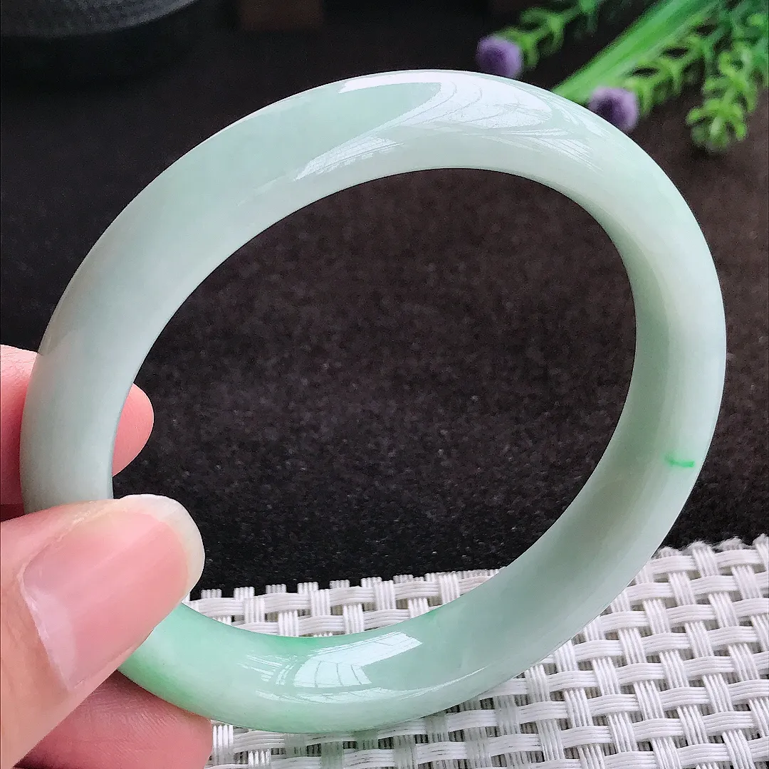 自然光60/12.4/8.7老坑精美温润飘绿大圈口手镯宽边翡翠玉镯美人镯