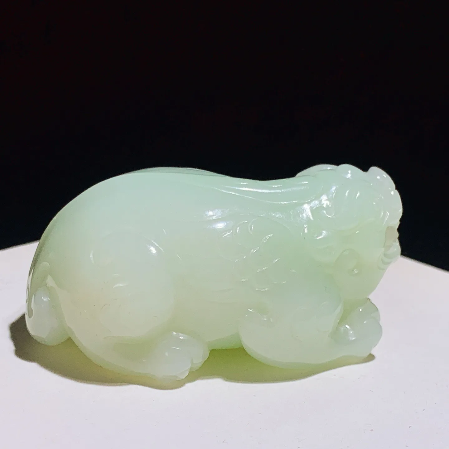 和田玉俄翠招财进宝貔貅把件。尺寸62/38/31重113.5克 玉质细腻油润 底色纯净 脂粉好，品质