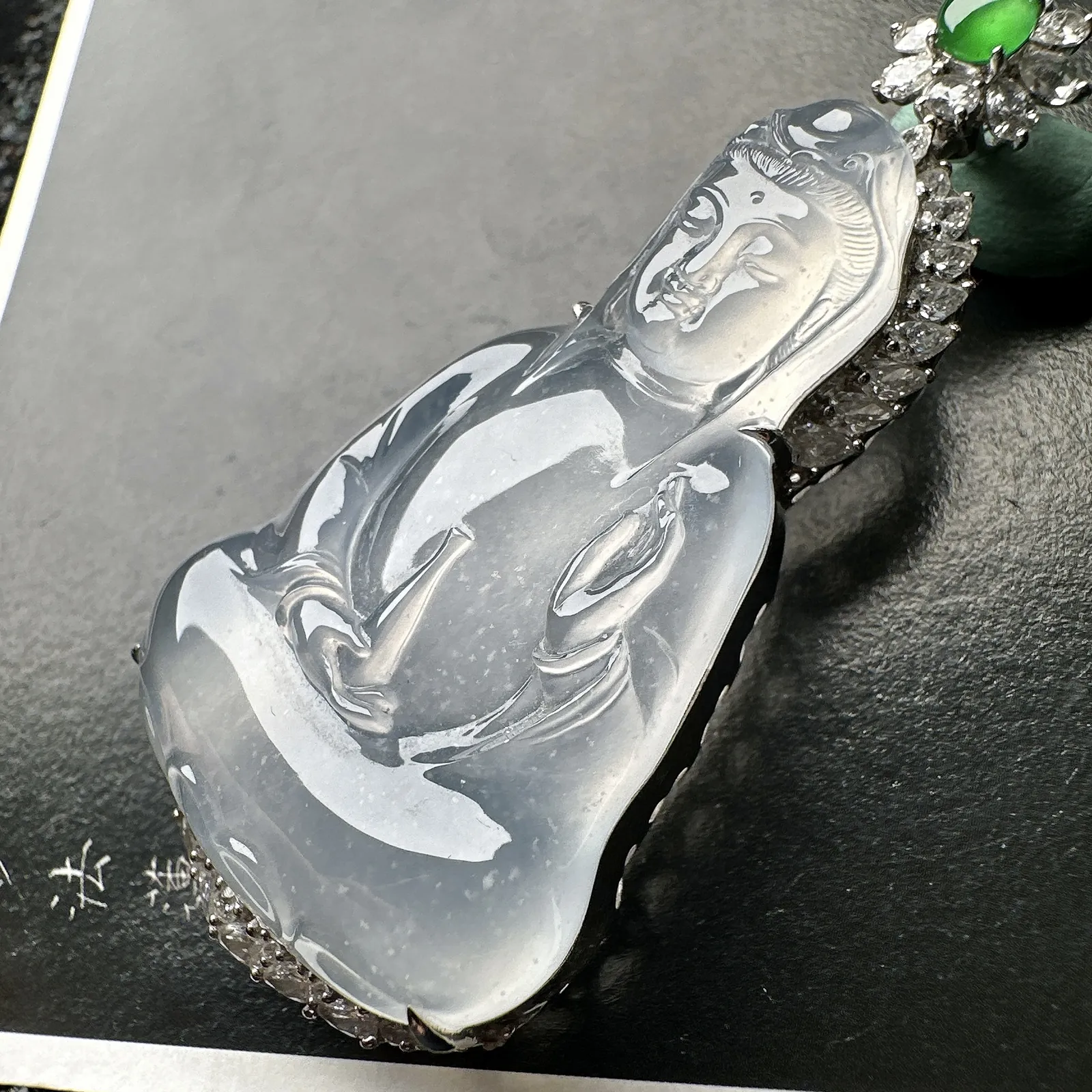 【冰种素衣观音】老坑雪花棉，种地优秀，通透闪亮，起光的料子，厚度很好，18k金钻镶嵌，裸石尺寸47.2*28.5*6.5毫米