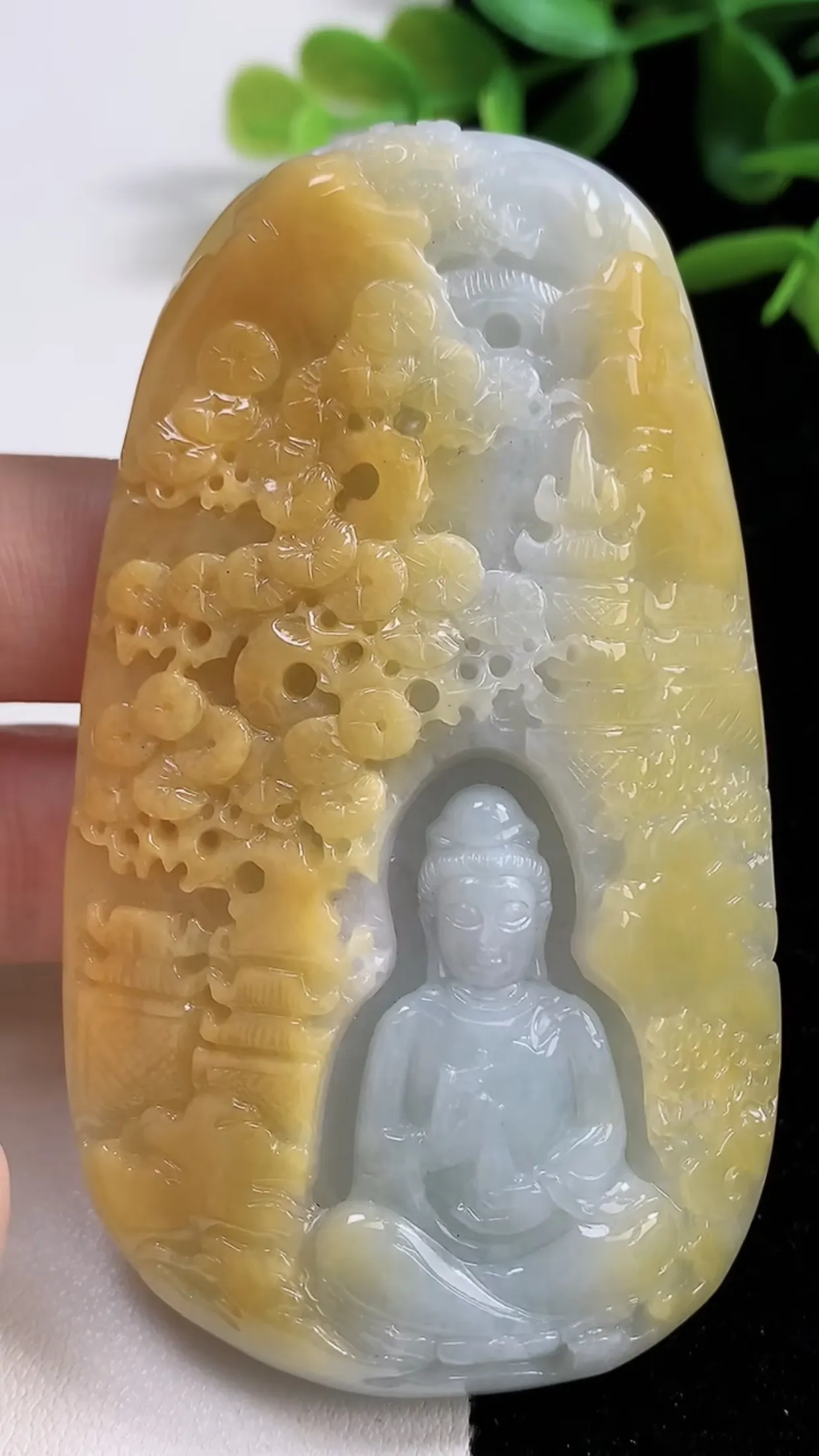缅甸天然翡翠a货 老坑料起胶冰润 双彩飘黄翡观音菩萨吊坠，尺寸78.8-44.8-11.3mm  y