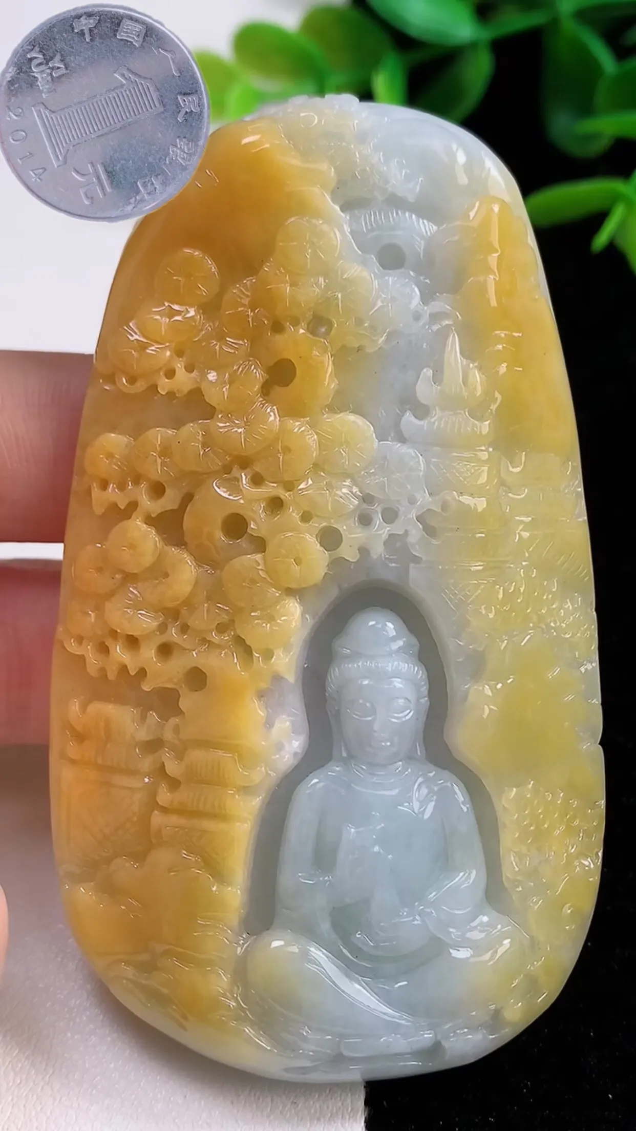 缅甸天然翡翠a货 老坑料起胶冰润 双彩飘黄翡观音菩萨吊坠，尺寸78.8-44.8-11.3mm  y  77.78