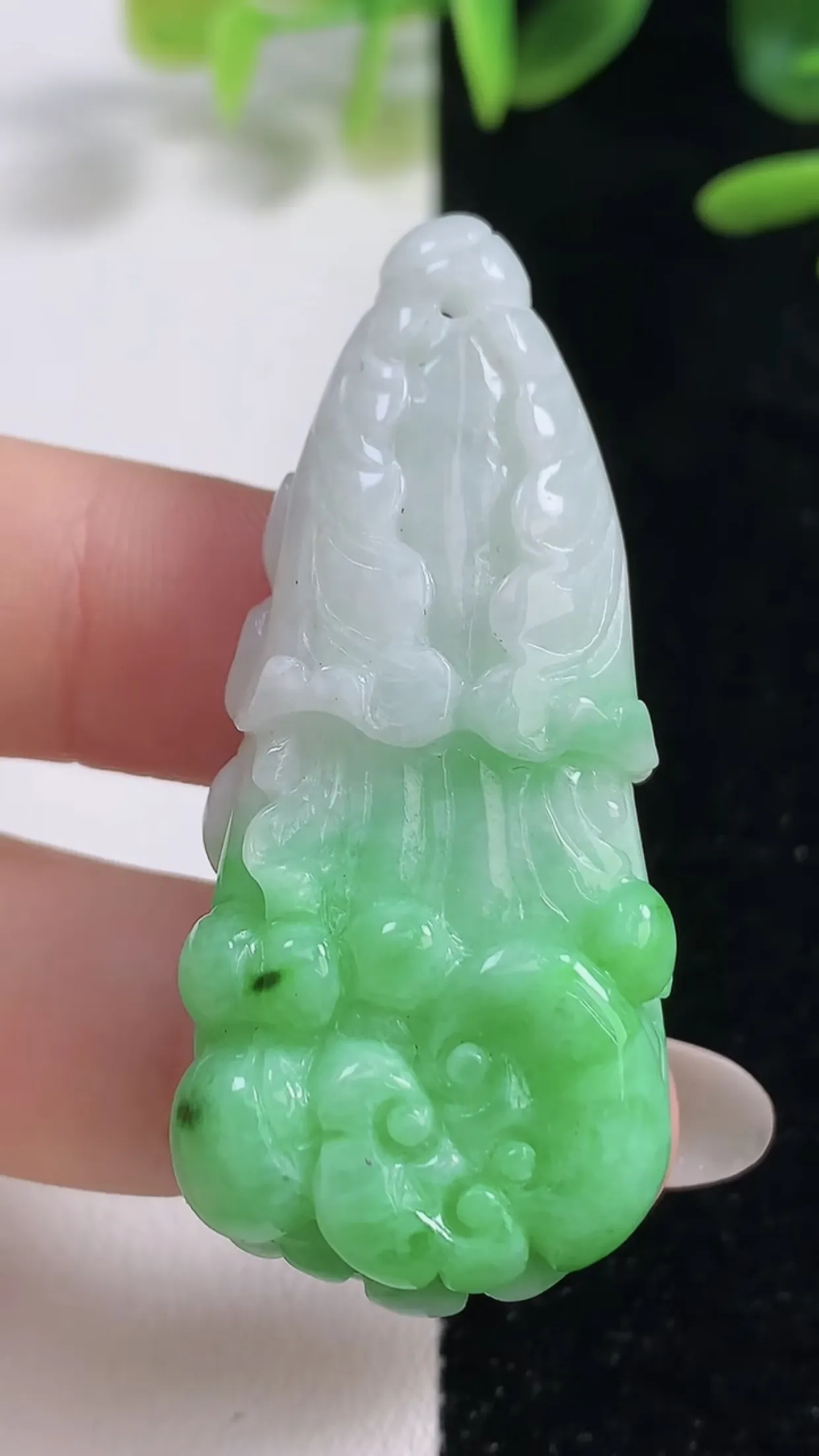 缅甸天然翡翠a货 老坑料起胶冰润 飘绿白菜吊坠，尺寸 48.8-22-12mm  y 21.11