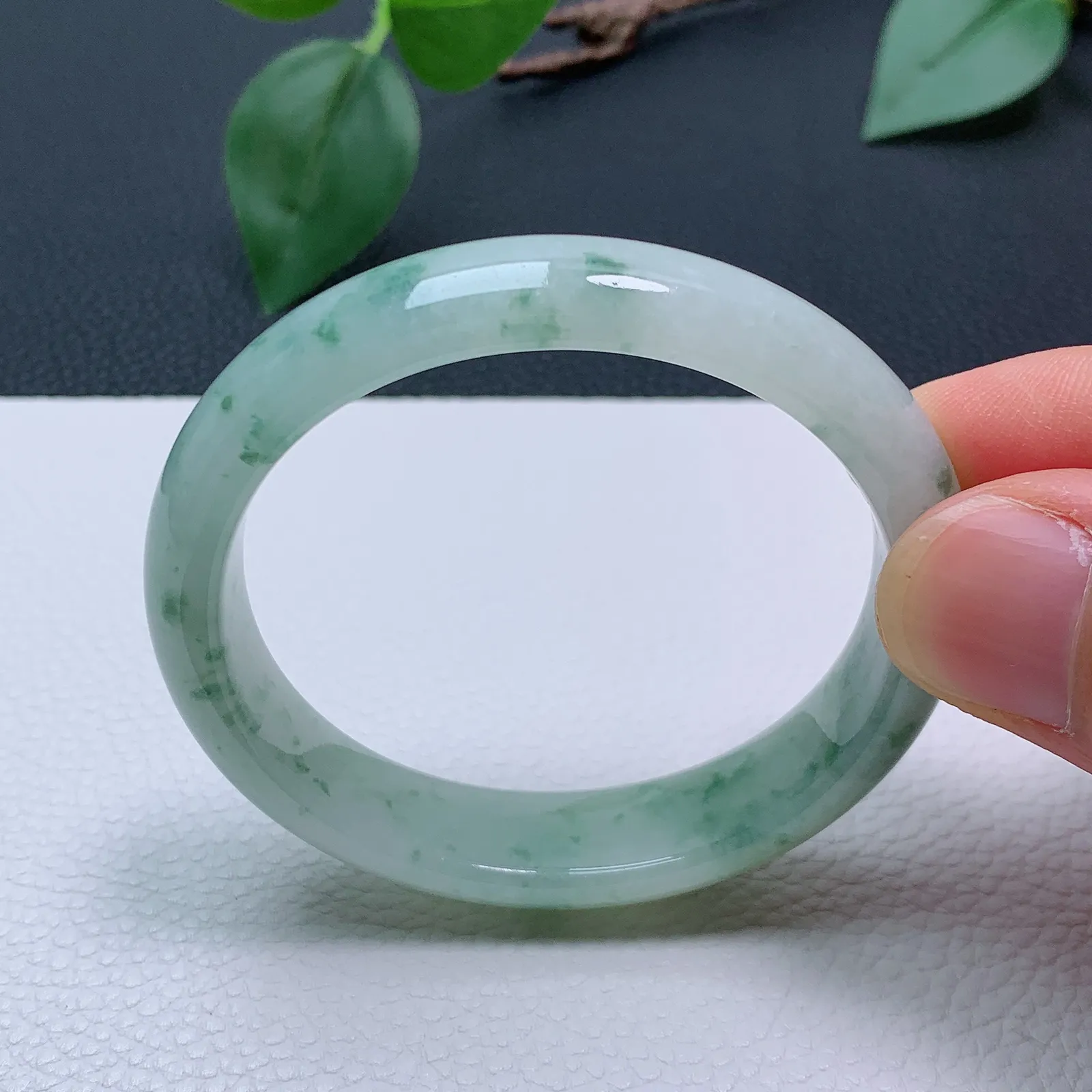 天然翡翠 小圈口50-51老坑飘花贵妃手镯 玉质细腻 种水好 尺寸:50.3-45.1-12-6.5mm   M99