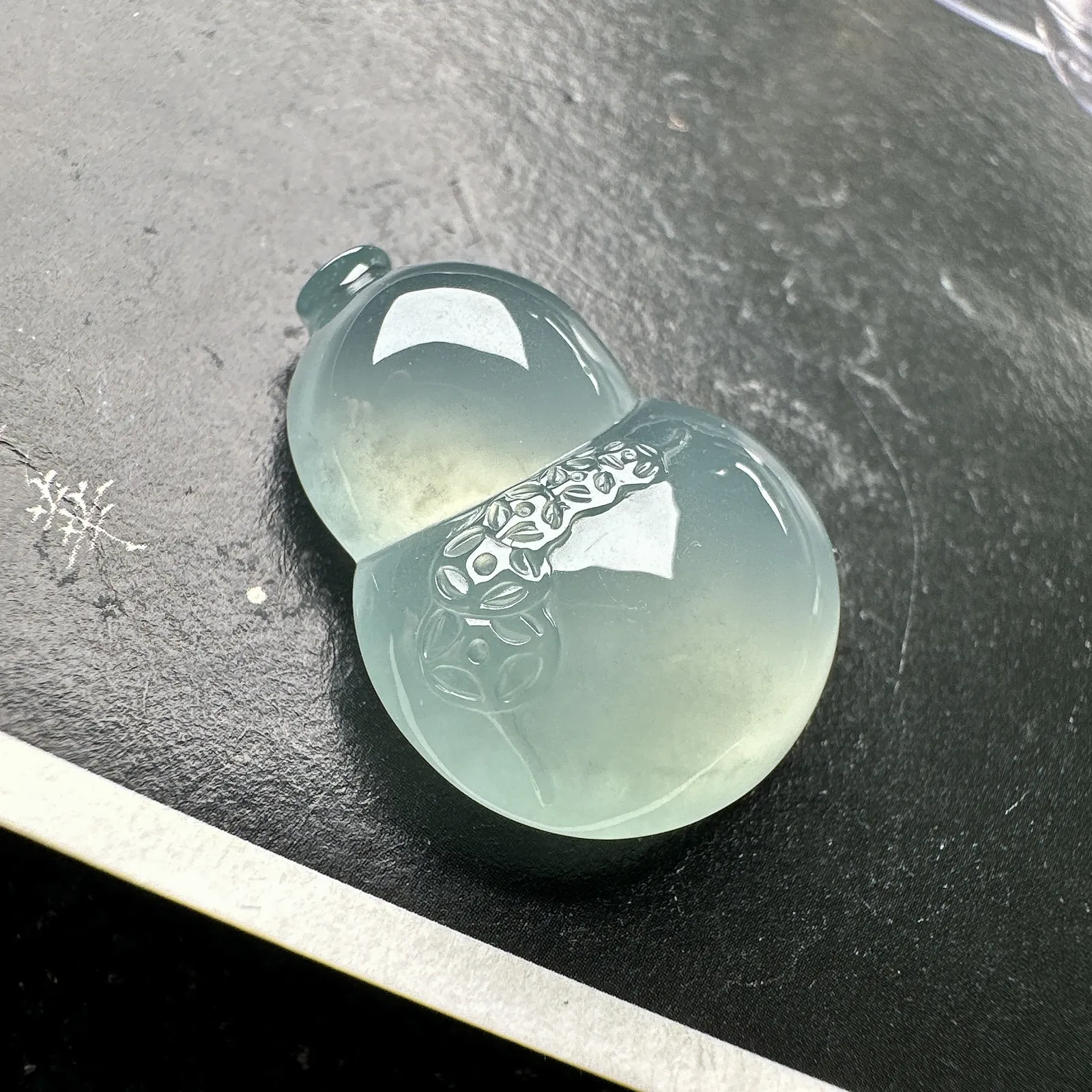 【冰种葫芦裸石】老坑料，质地非常细腻，纯净度很高，通透度很好，起刚起荧光，收藏品质。