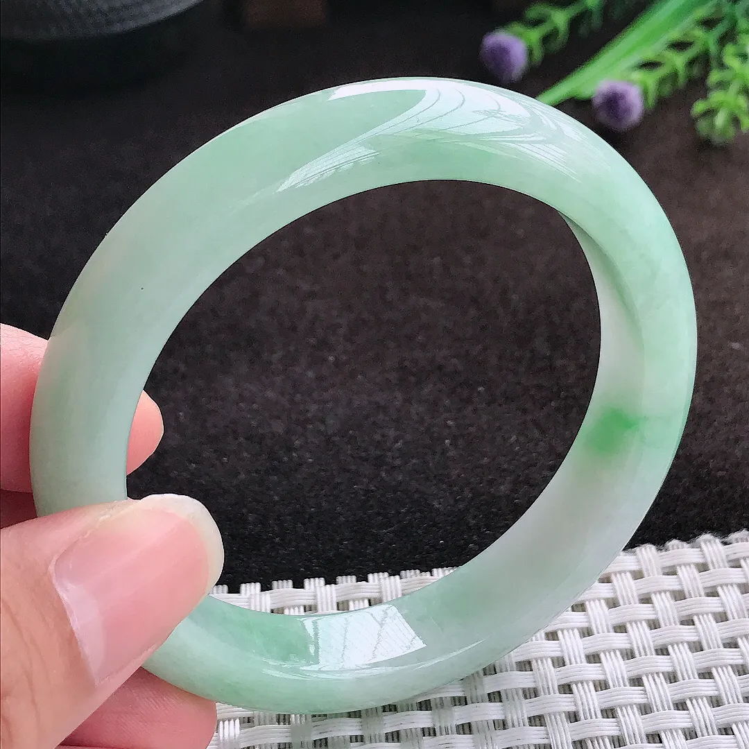 自然光57.5/12.6/8.5老坑精美冰润飘绿手镯宽边翡翠玉镯美人镯
