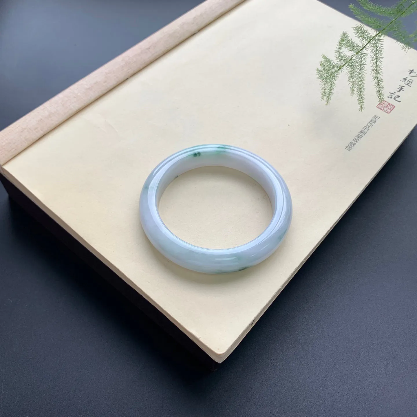 60圈口飘绿正圈手镯 尺寸：60-12.3-9.3，无纹裂，细腻光滑，版型厚装