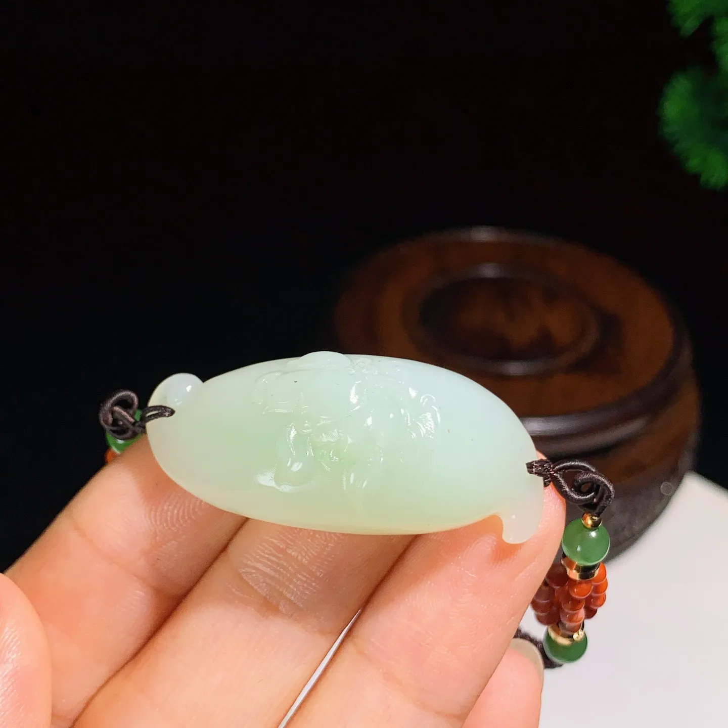 和田玉翠青花开富贵手牌 尺寸40/17/12重15.6克 玉质细腻油润 底色纯净 脂粉好，品质好。lt250919