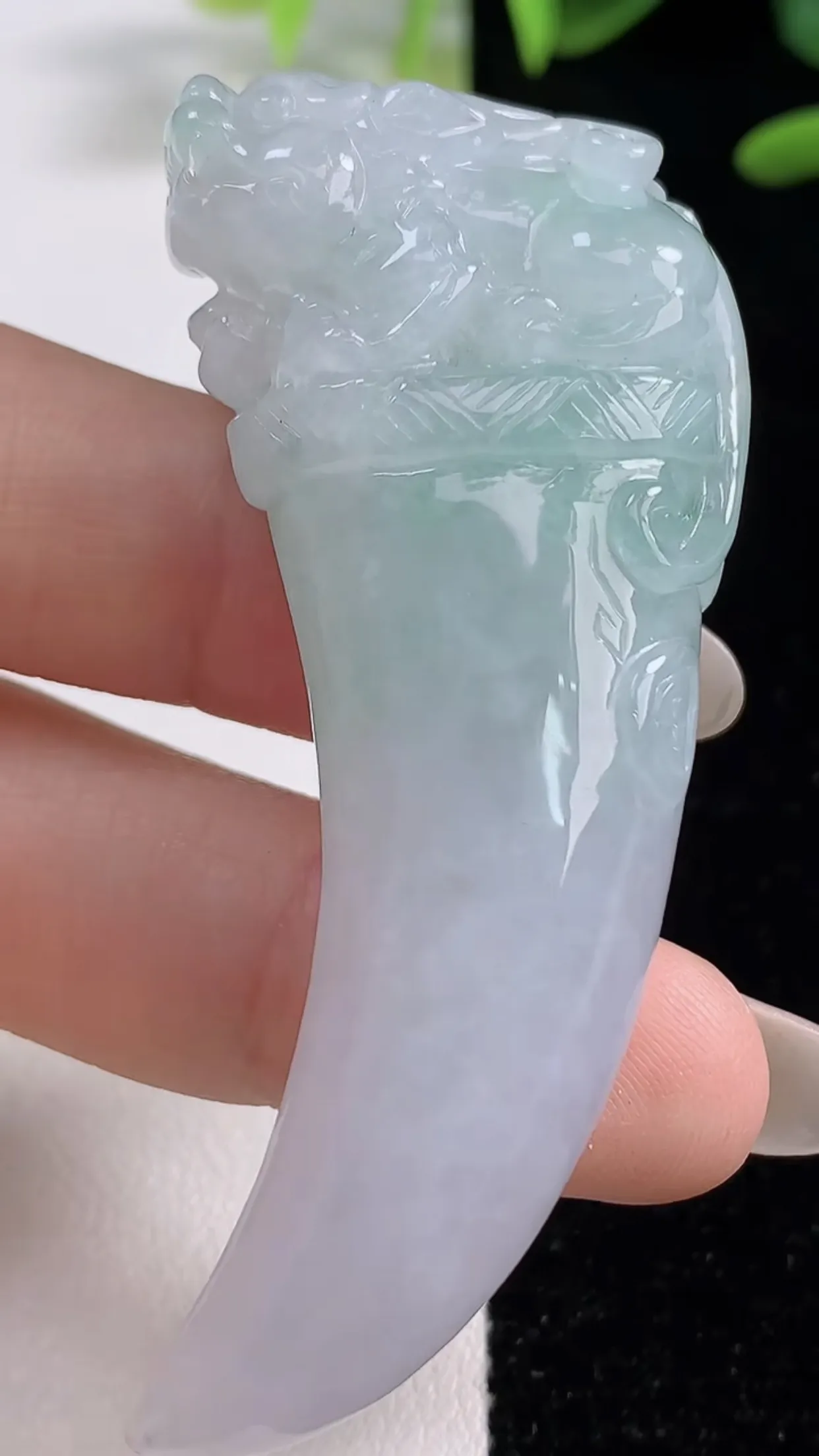 缅甸天然翡翠a货 老坑料起胶冰润 飘绿龙牙吊坠，尺寸63-24.4-11.5mm  y  30.00