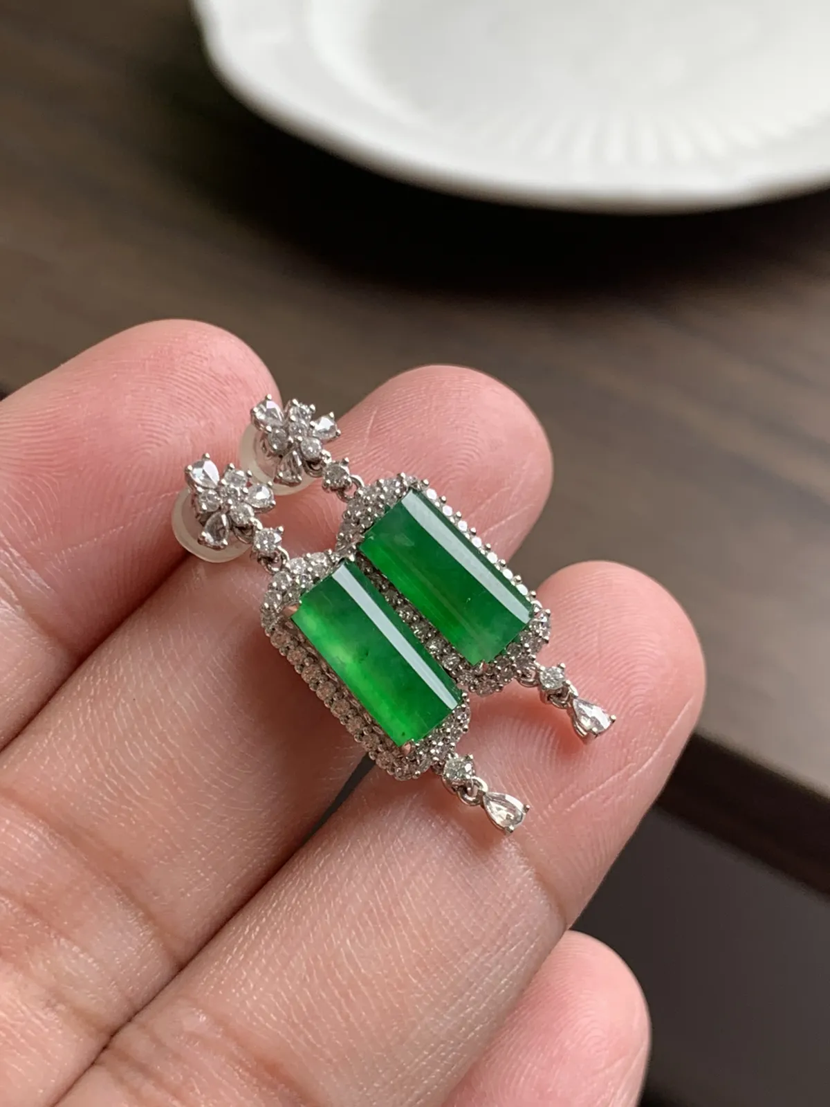 满绿耳坠
裸石11*5.5*4 整体长度31mm
18k金钻石镶嵌，老坑种水，冰莹剔透，水润光泽，起光起胶，靓丽动人