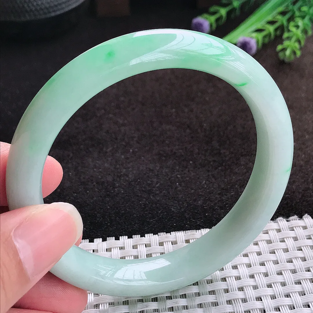 自然光60/12.4/8.7老坑精美温润飘绿大圈口手镯宽边翡翠玉镯美人镯