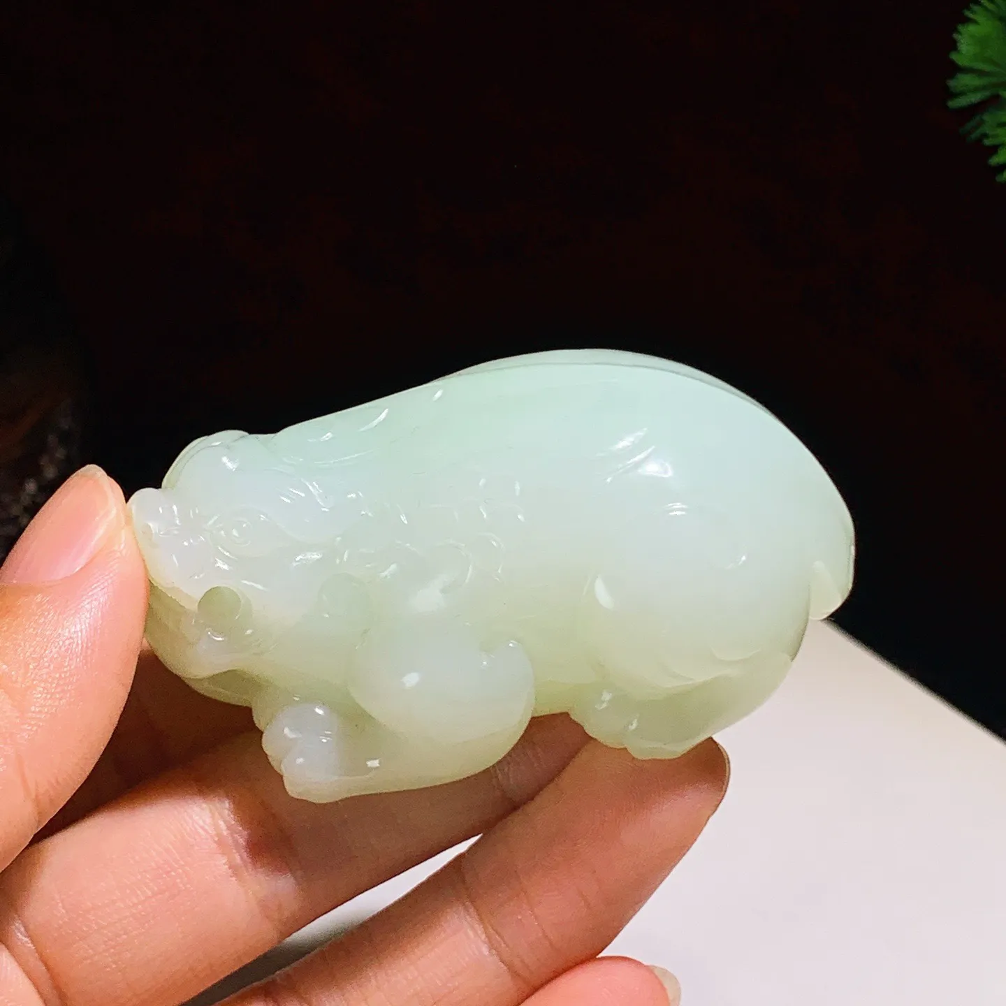 和田玉俄翠招财进宝貔貅把件。尺寸62/38/31重113.5克 玉质细腻油润 底色纯净 脂粉好，品质好。lt250919