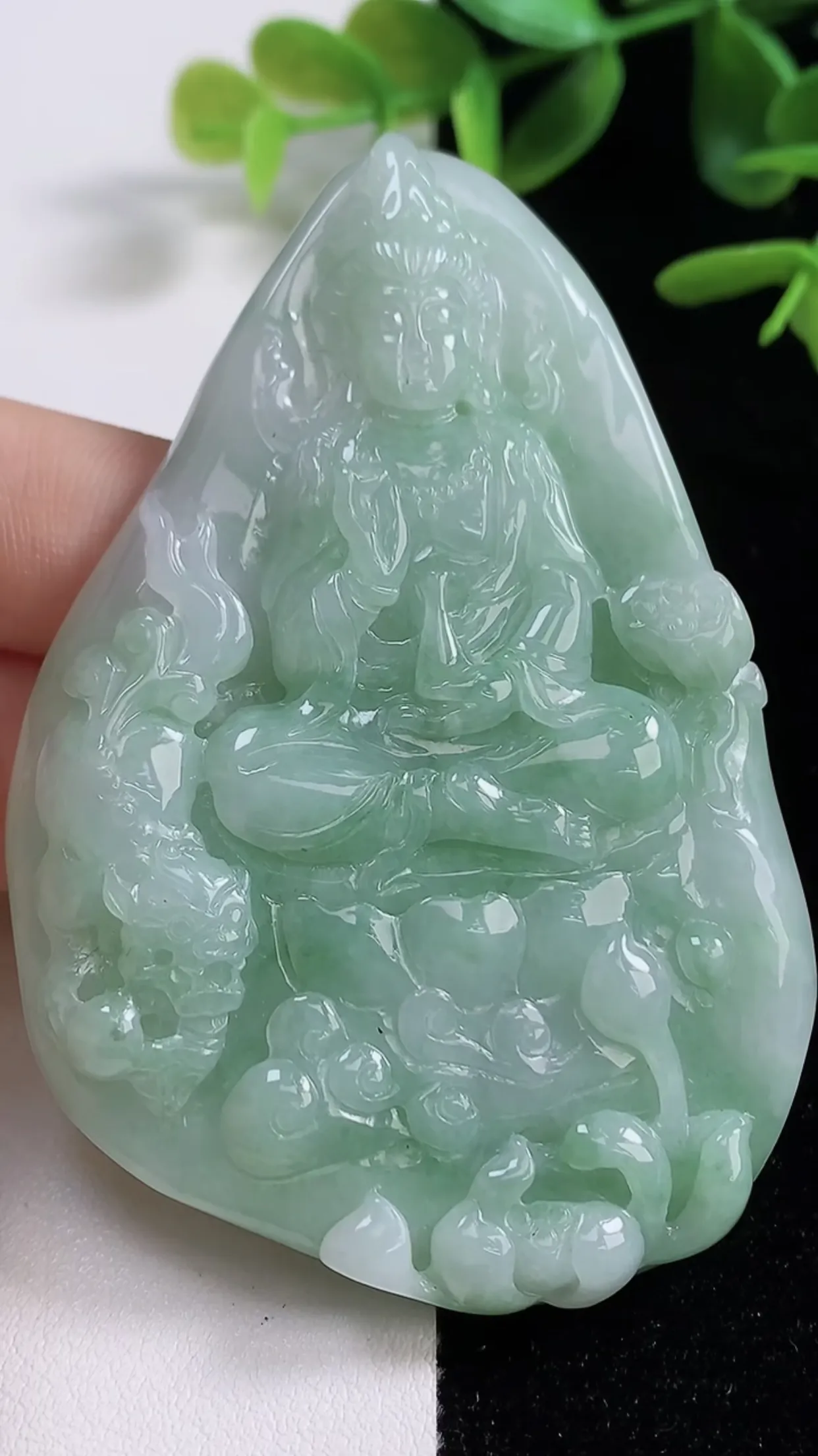 缅甸天然翡翠a货 老坑料起胶冰润 飘绿文殊菩萨吊坠，尺寸75.4-52-8.5mm  y 60.71