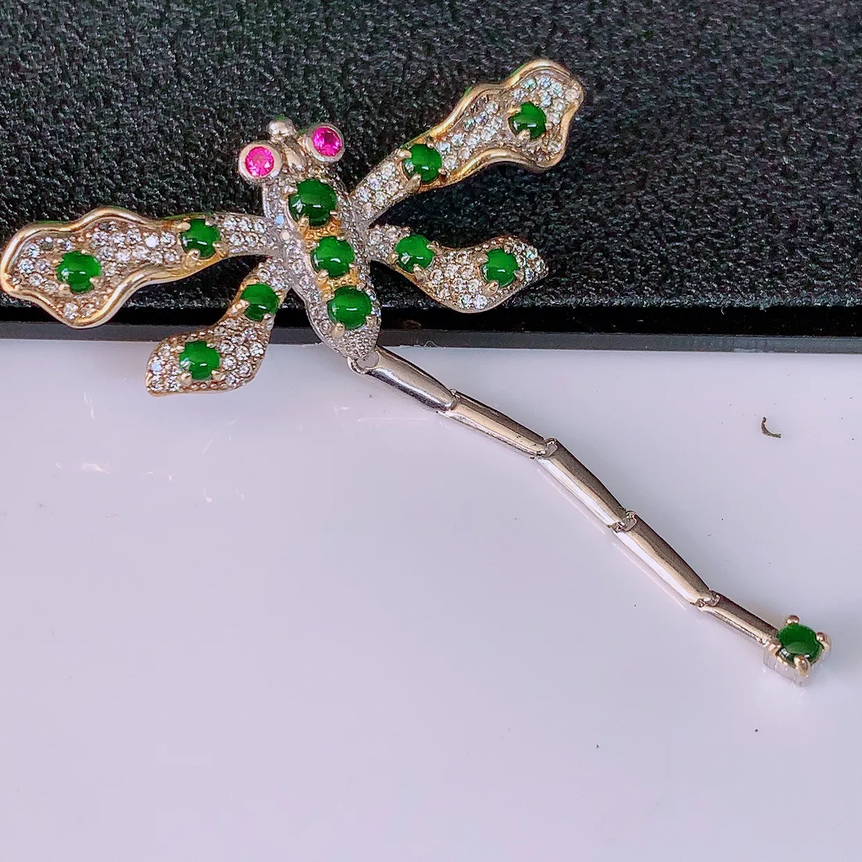 冰透满绿翡翠925银镶嵌蜻蜓胸针，自然光实拍，翠色灵动，颜色漂亮，种老水足，品相佳，佩戴佳品！#98.18整体54*41*7.8裸石2*2