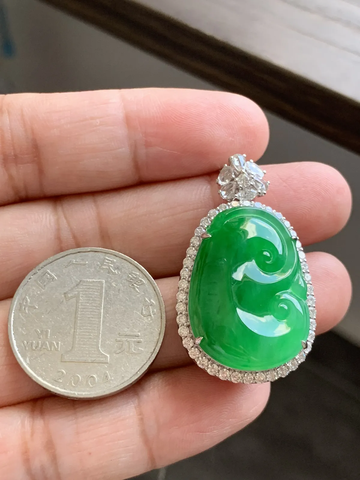 满绿如意吊坠
裸石26*19*5.5 整体37*25*12.5mm
18k金钻石镶嵌，老种肉质细腻，水润胶足，颜色鲜亮，明艳动人，贵气显眼