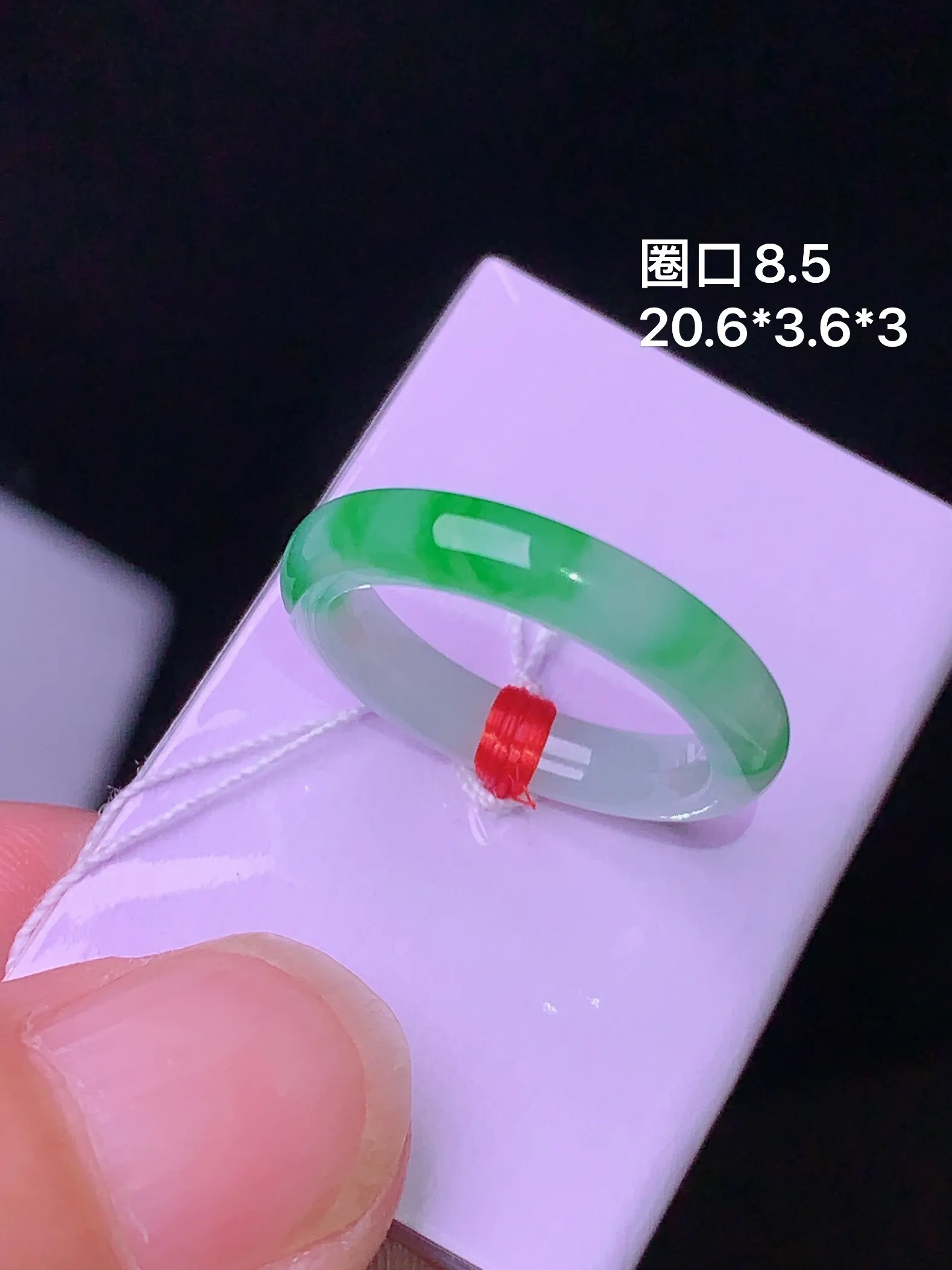 飘绿指环 玉质细腻 色泽艳丽  圈口8.5整体尺寸20.6*3.6*3