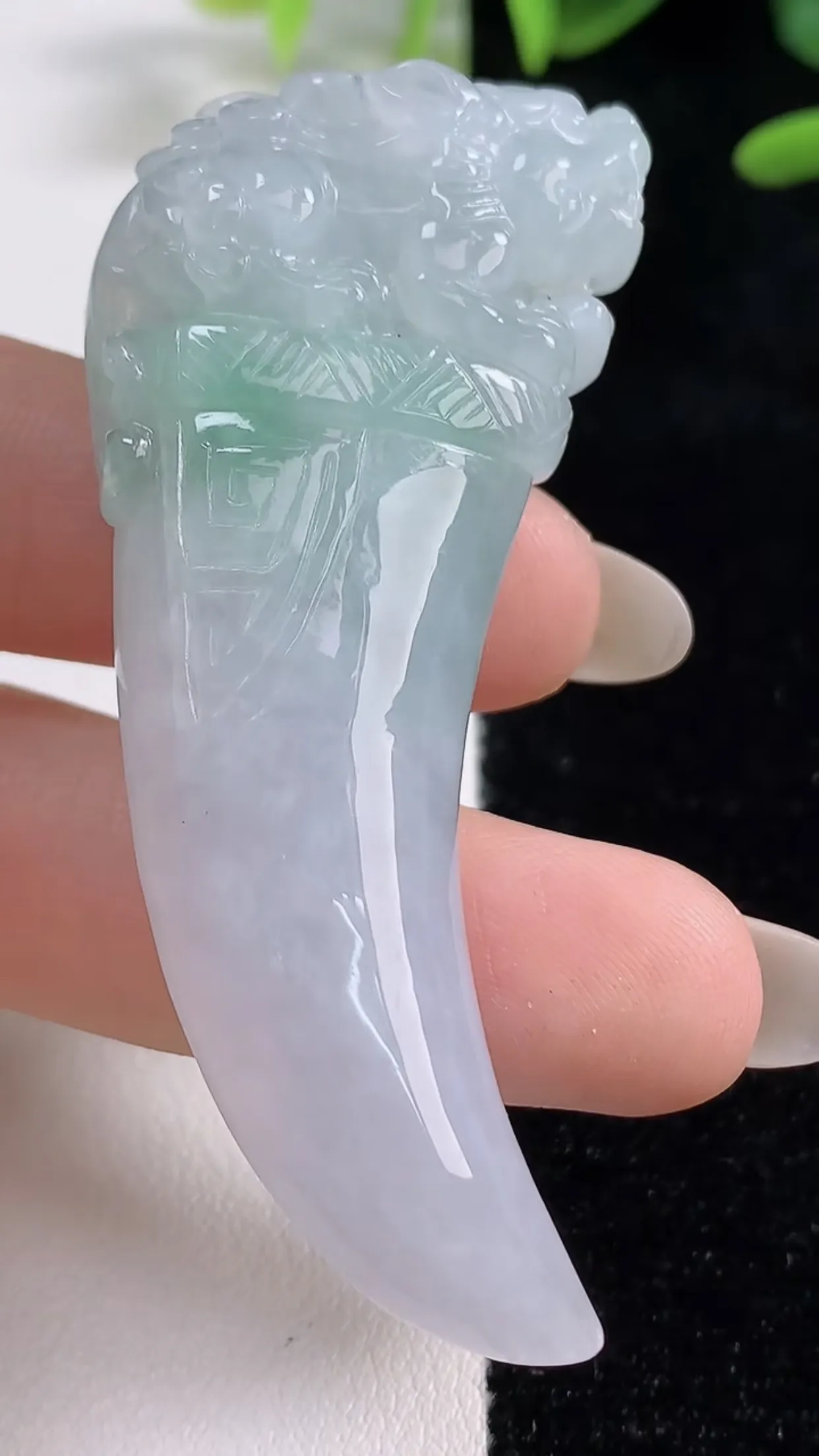 缅甸天然翡翠a货 老坑料起胶冰润 飘绿龙牙吊坠，尺寸63-24.4-11.5mm  y  30.00