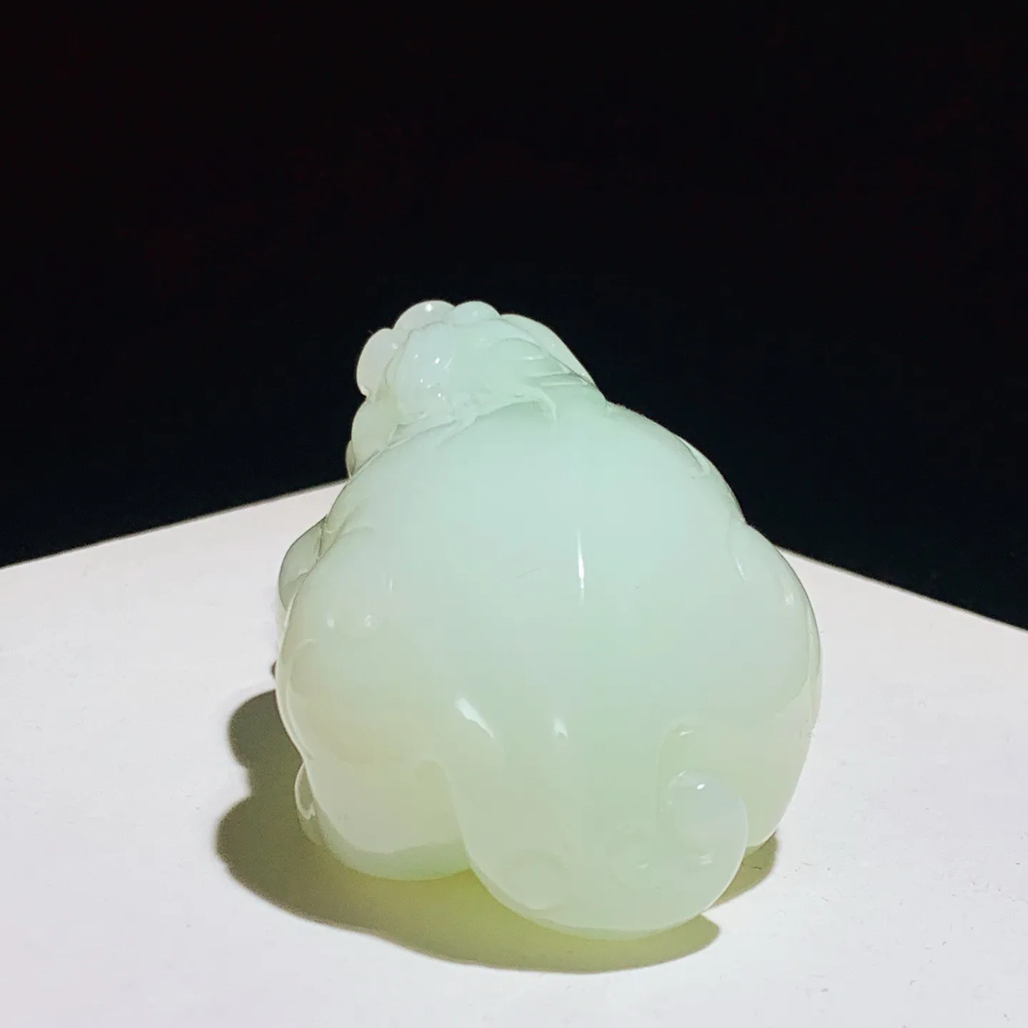和田玉俄翠招财进宝貔貅把件。尺寸62/38/31重113.5克 玉质细腻油润 底色纯净 脂粉好，品质好。lt250919