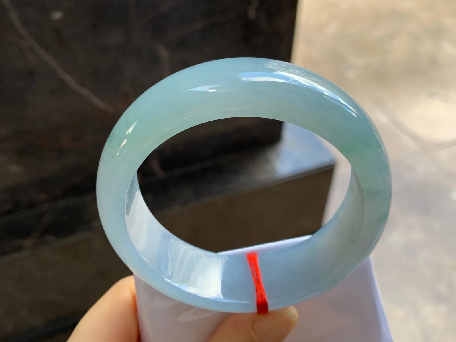 糯冰种宽版轮胎手镯
尺寸：59-19.6-8.7mm
种水好 大圈口推荐版型大气