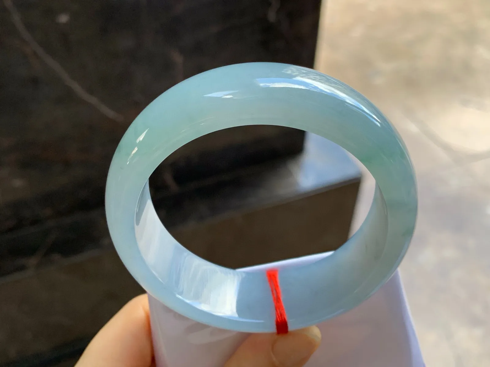 糯冰种宽版轮胎手镯
尺寸：59-19.6-8.7mm
种水好 大圈口推荐版型大气