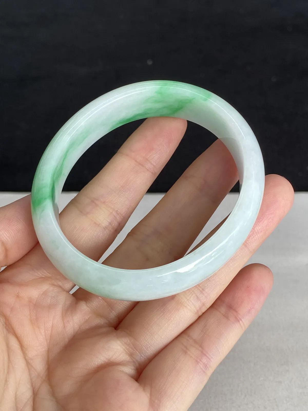 贵妃镯53圈口，翡翠糯化种飘绿手镯