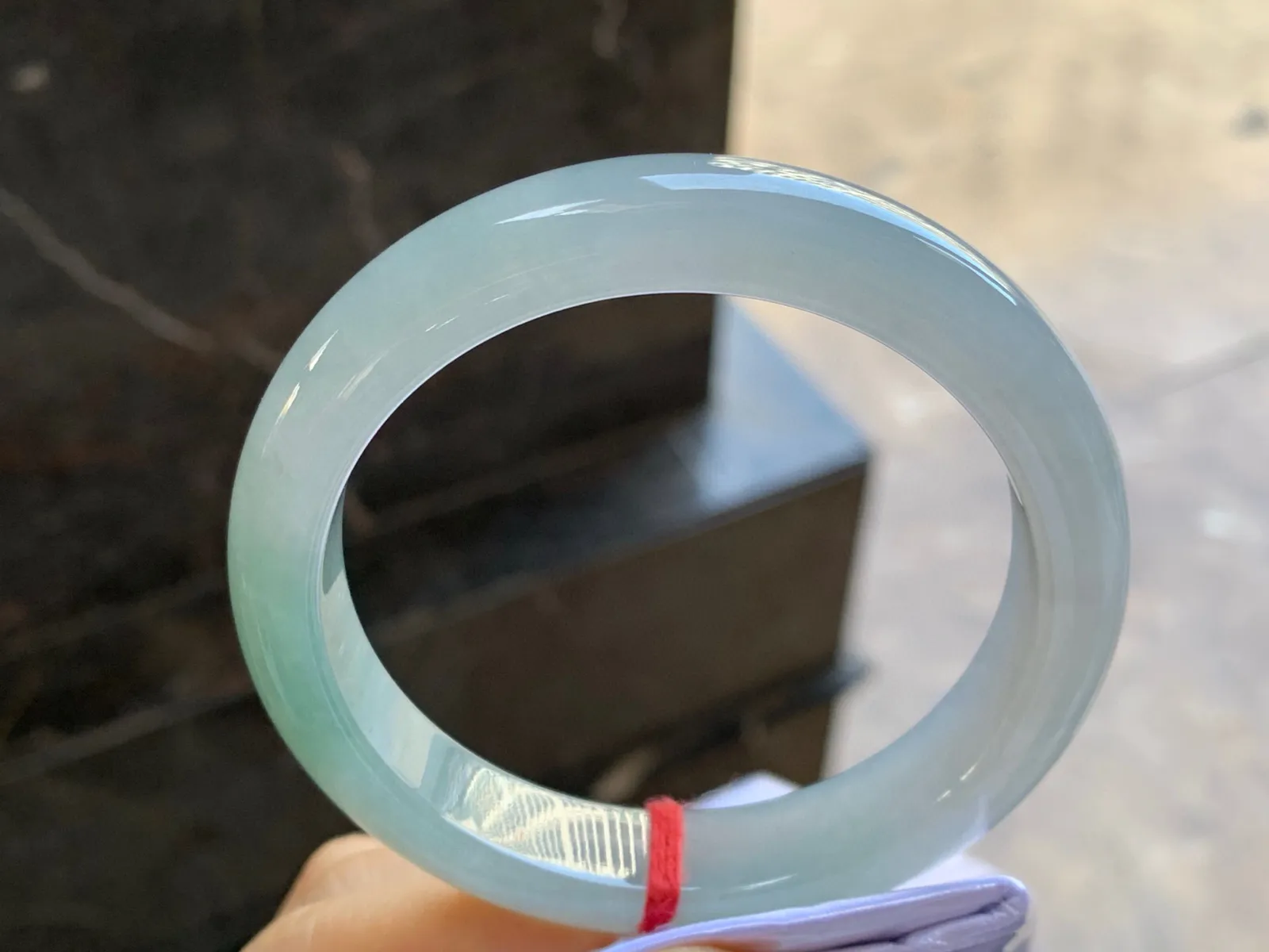 细糯手镯
尺寸：57.5-12.3-8.5mm
种水好 料子细腻干净