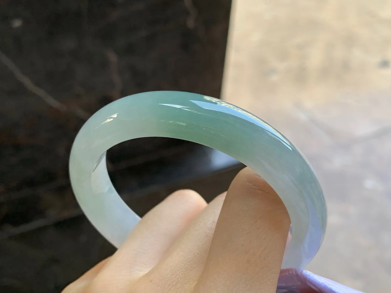 细糯手镯
尺寸：57.5-12.3-8.5mm
种水好 料子细腻干净
