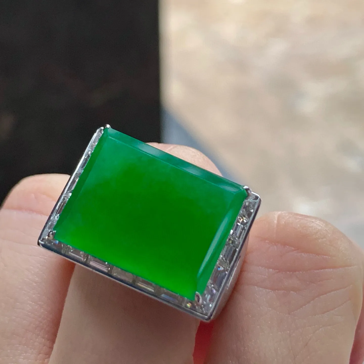 冰种辣绿方戒
有种有色料子厚实，佩戴大气