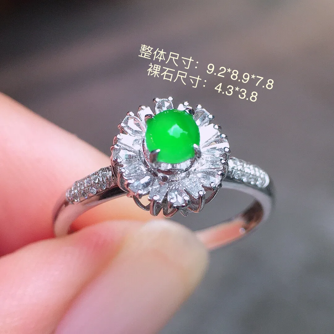 阳绿蛋面戒指，色泽均匀艳丽，玉质细腻，荧光感超
强，饱满圆润，尽显优雅气质，18k
金豪华镶嵌