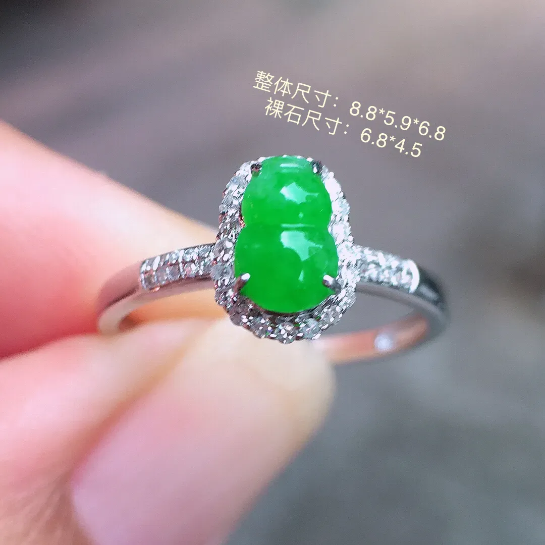 阳绿葫芦戒指，色泽均匀艳丽，玉质细腻，荧光感超
强，饱满圆润，尽显优雅气质，18k
金豪华镶嵌