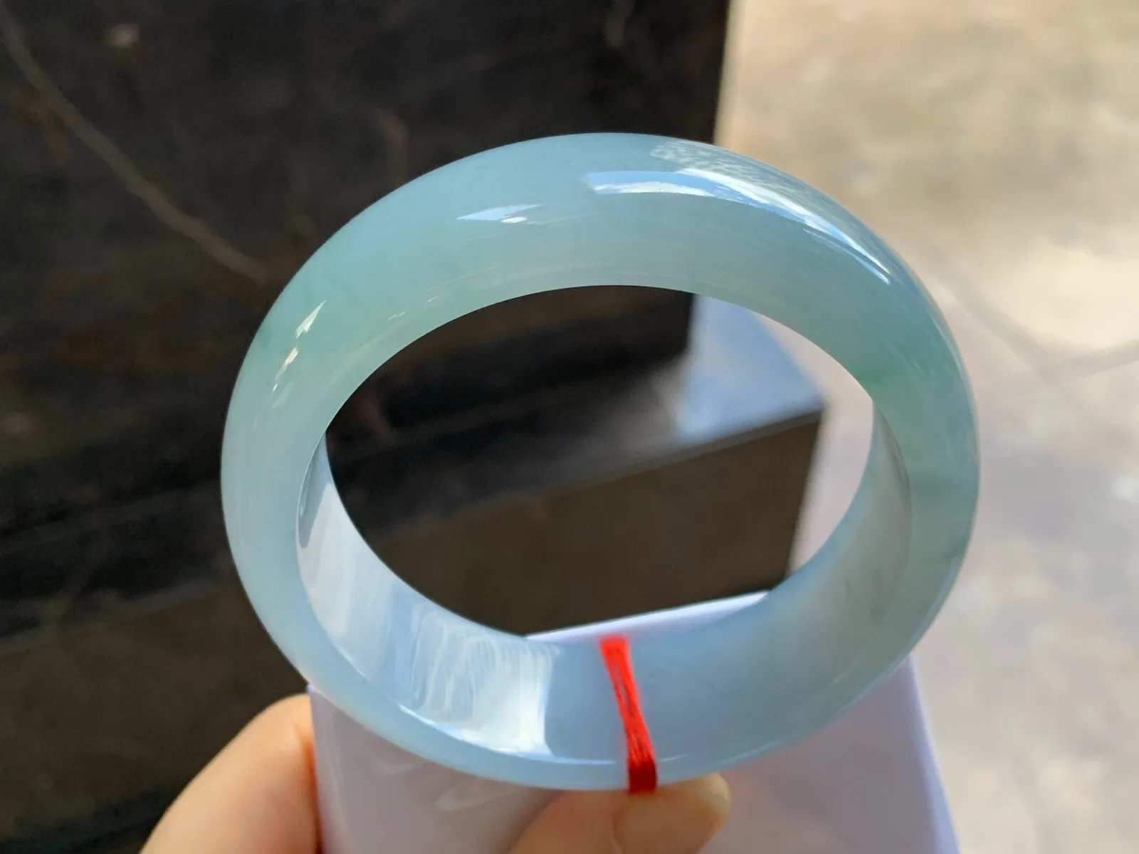 糯冰种宽版轮胎手镯
尺寸：59-19.6-8.7mm
种水好 大圈口推荐版型大气