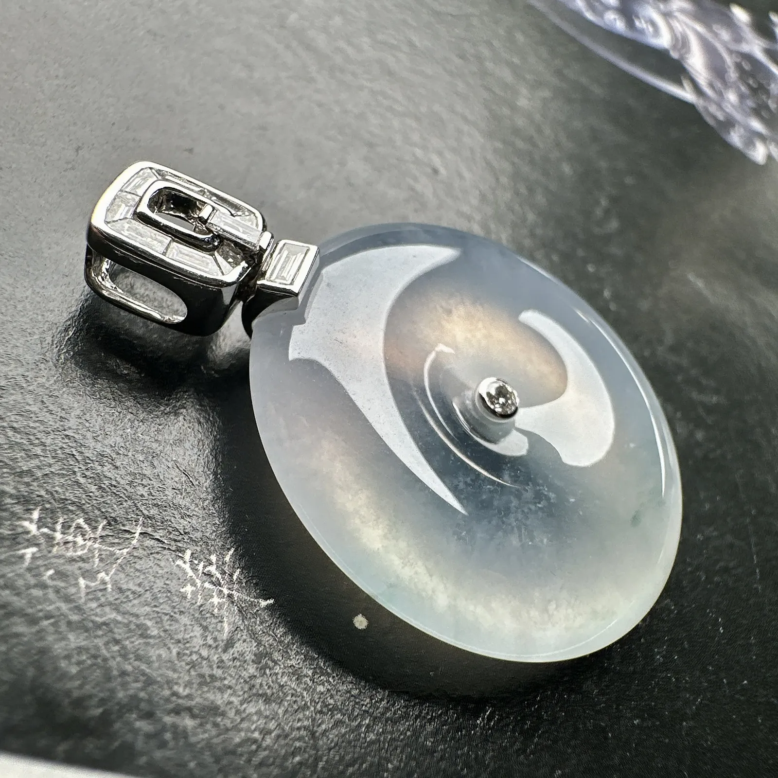 【冰种平安扣】老坑雪花棉，质地非常细腻，冰润十足，种老冰透，18k金钻镶嵌，裸石尺寸27.1*6.2毫米