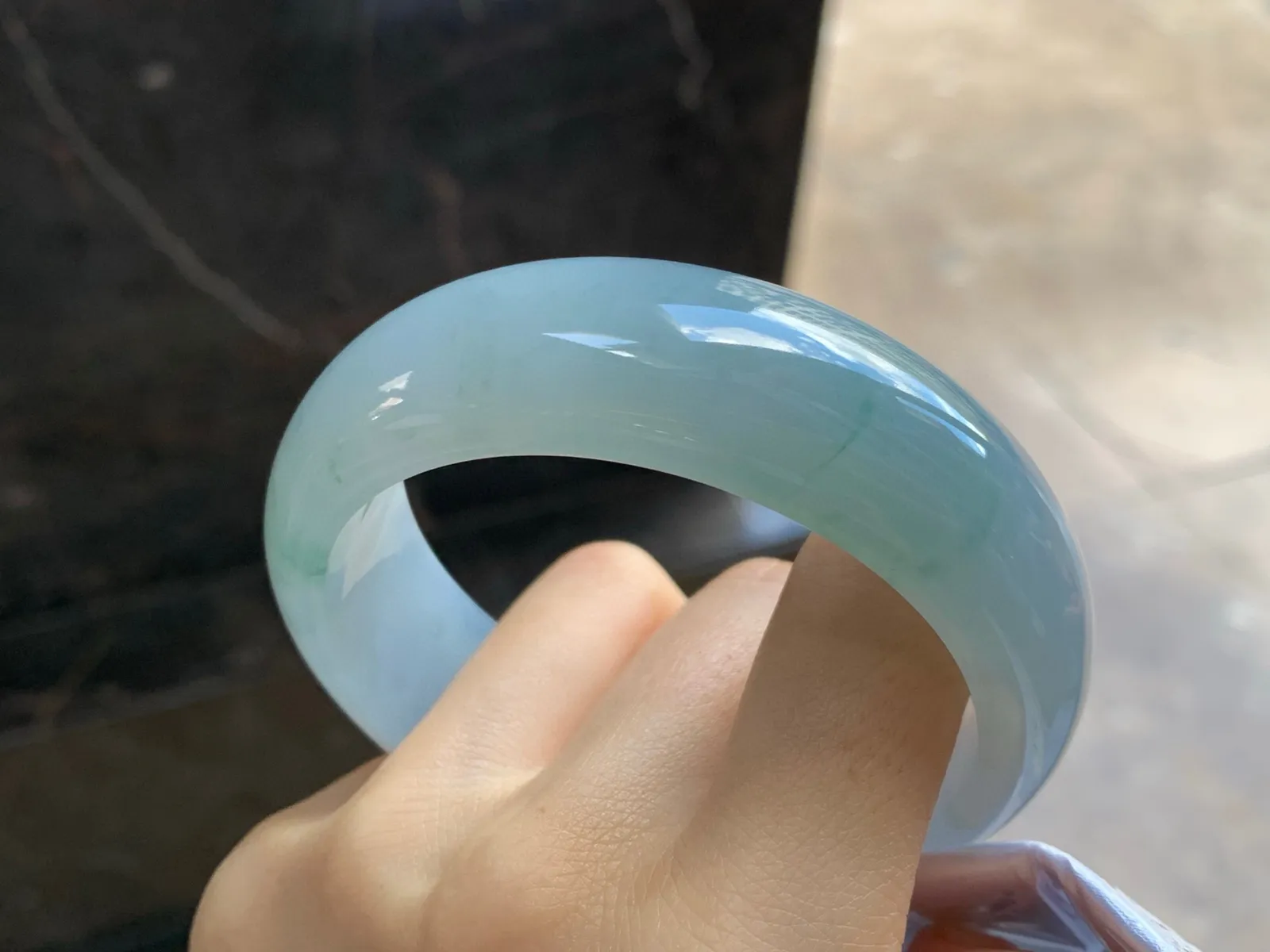 糯冰种宽版轮胎手镯
尺寸：59-19.6-8.7mm
种水好 大圈口推荐版型大气