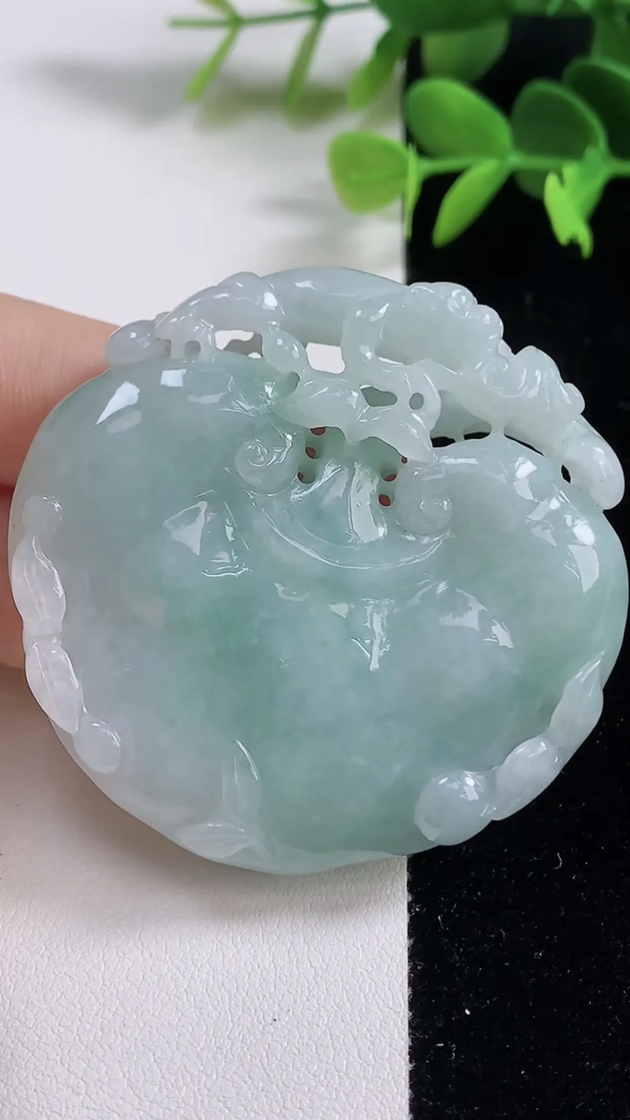 缅甸天然翡翠a货 老坑料起胶冰润 飘绿今非昔比 蜥蜴吊坠，尺寸51-51.2-10.8mm  y  
