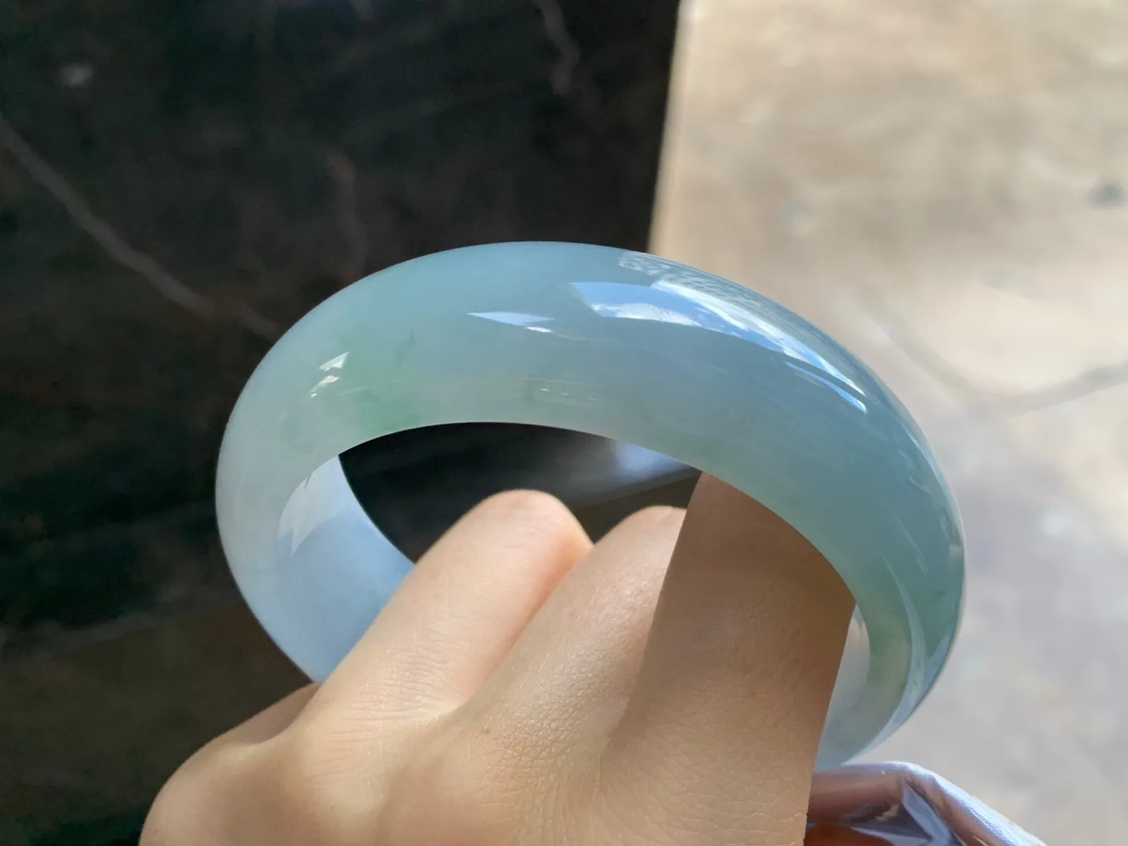 糯冰种宽版轮胎手镯
尺寸：59-19.6-8.7mm
种水好 大圈口推荐版型大气